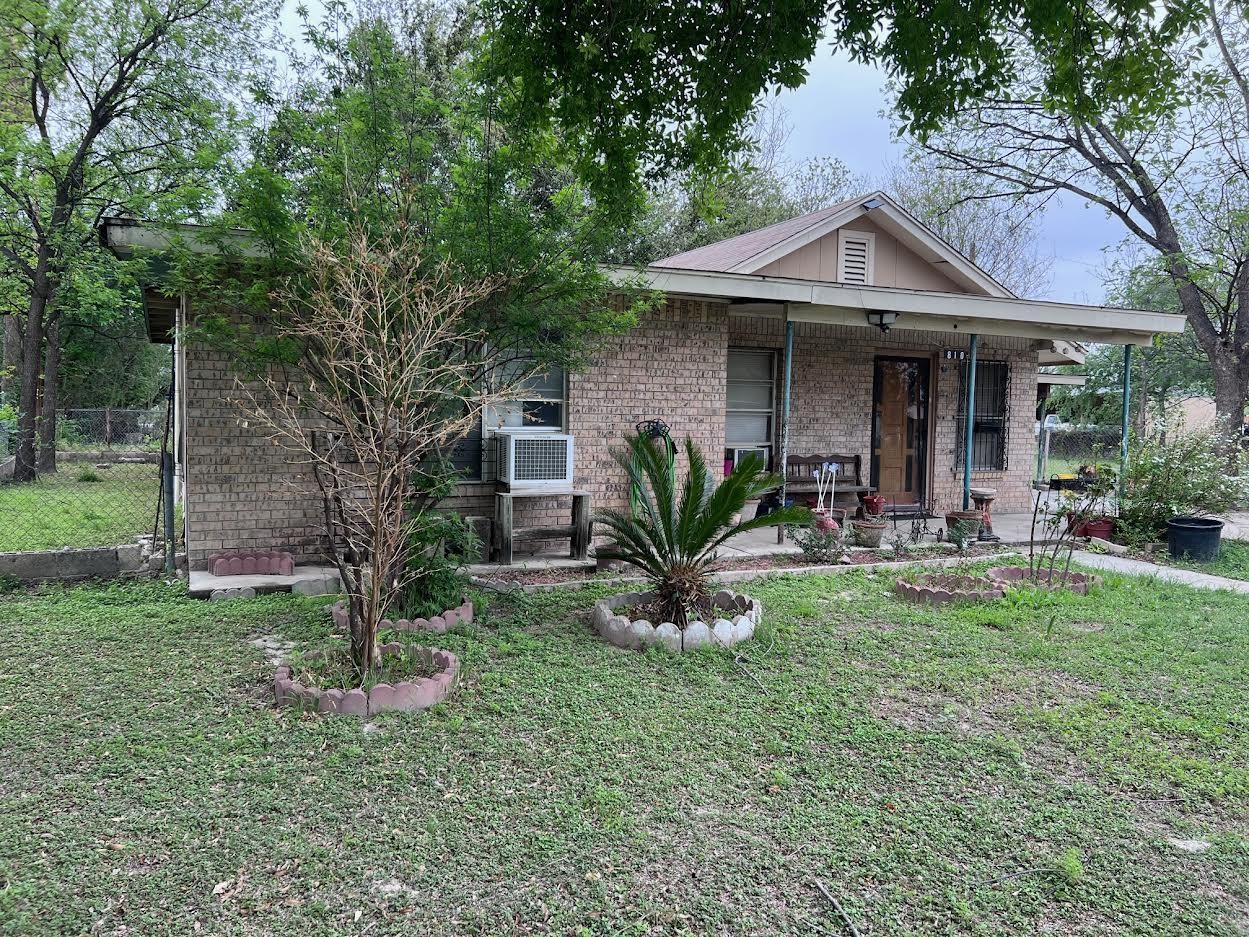 Image 3 of 19 For 810 4th W 