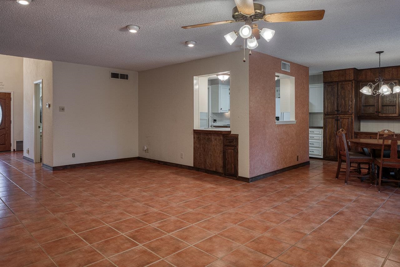 Image 11 of 48 For 112 Hackberry Ln 27