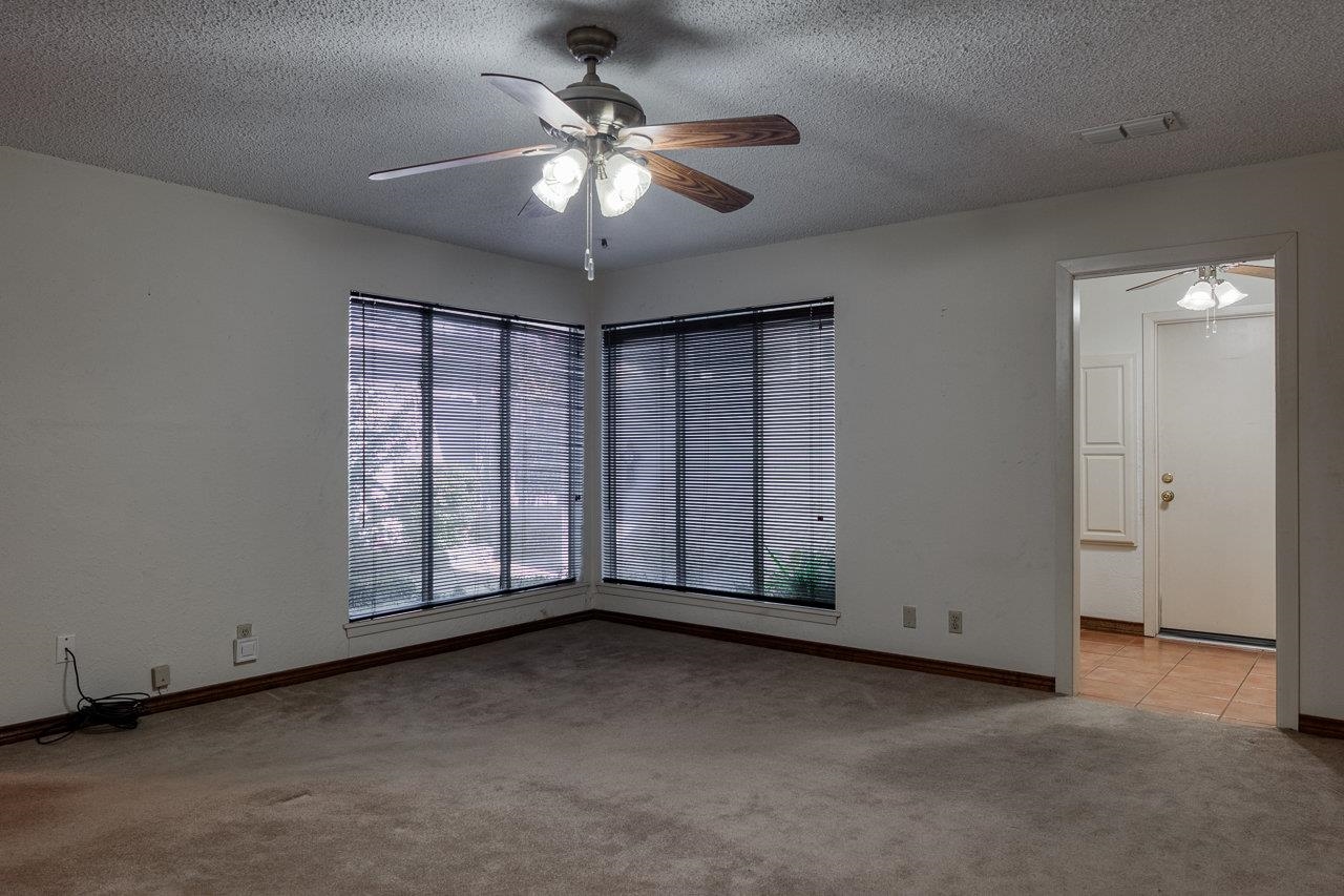 Image 21 of 48 For 112 Hackberry Ln 27