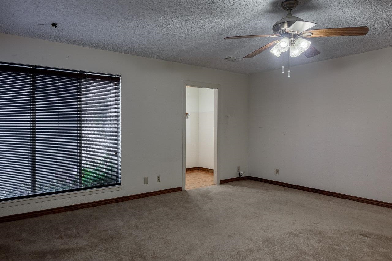 Image 22 of 48 For 112 Hackberry Ln 27