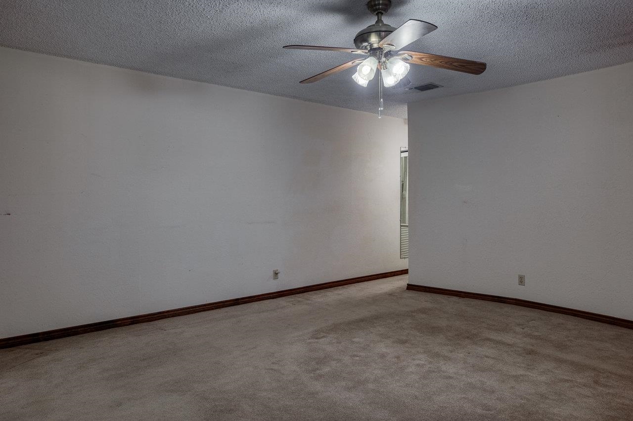 Image 23 of 48 For 112 Hackberry Ln 27