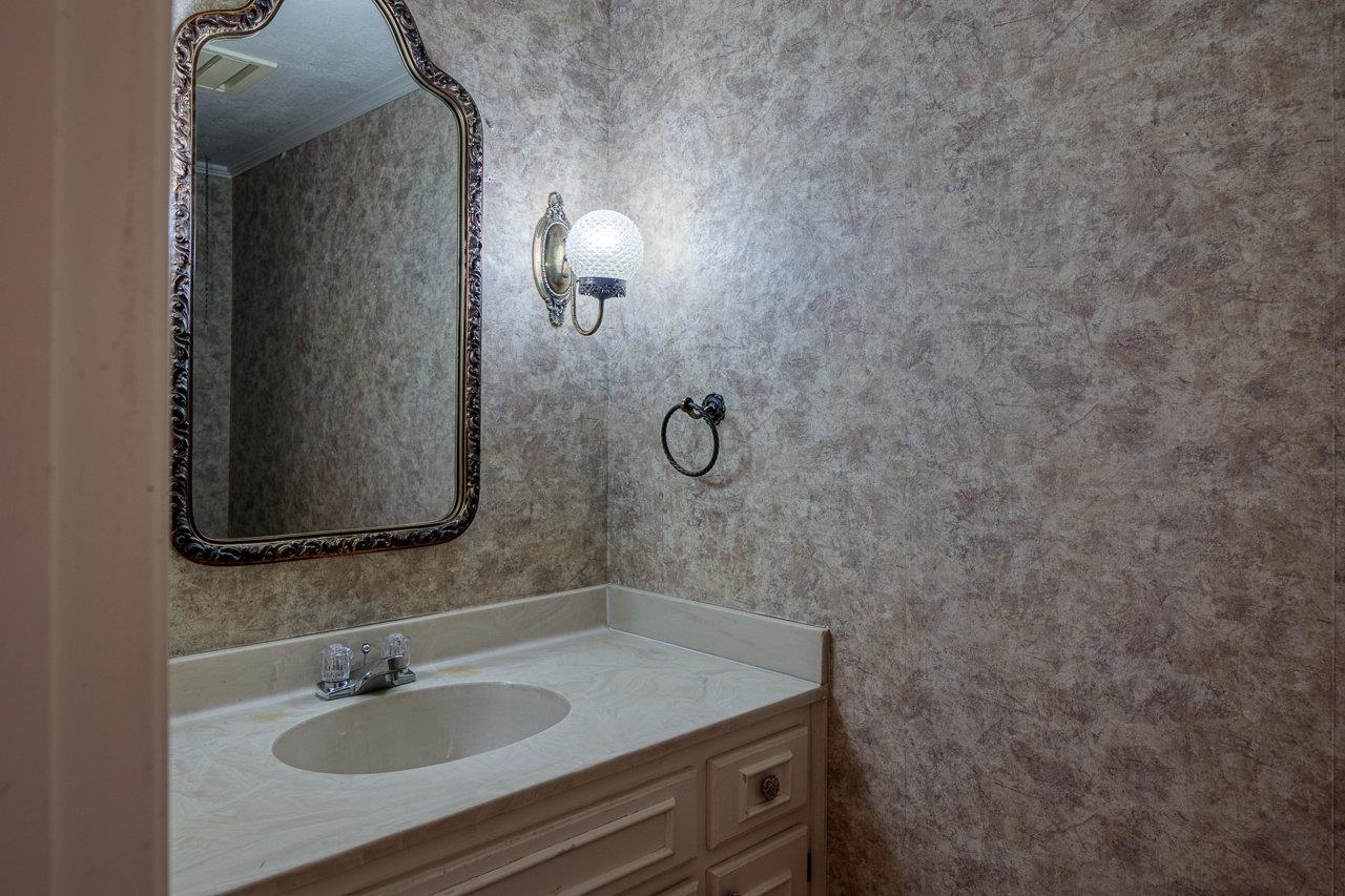 Image 25 of 48 For 112 Hackberry Ln 27