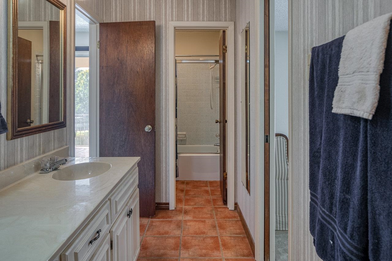 Image 30 of 48 For 112 Hackberry Ln 27