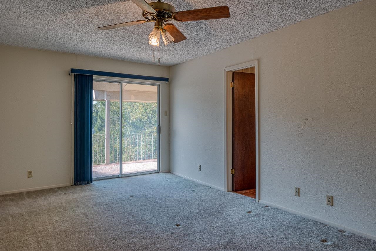 Image 32 of 48 For 112 Hackberry Ln 27