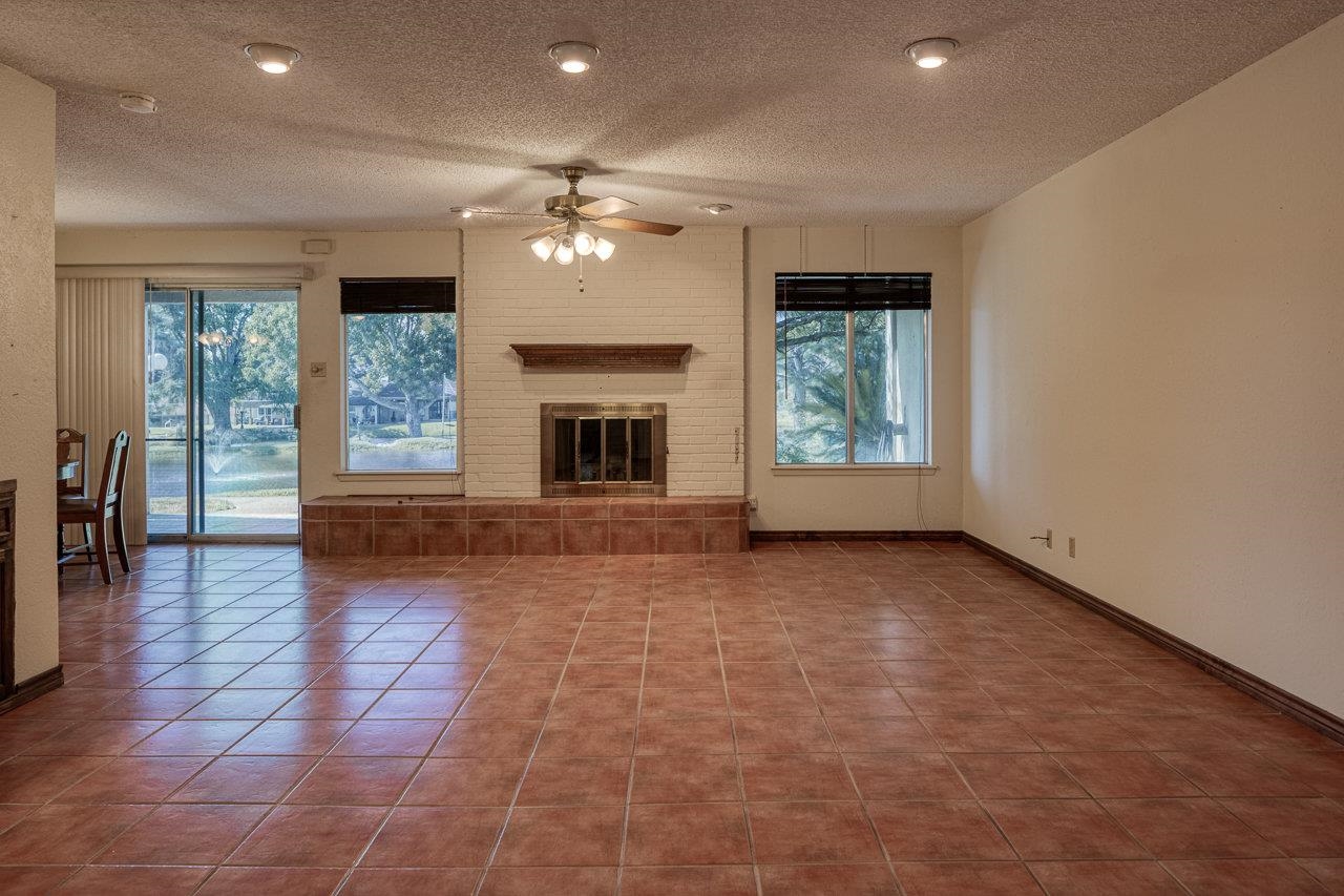 Image 8 of 48 For 112 Hackberry Ln 27