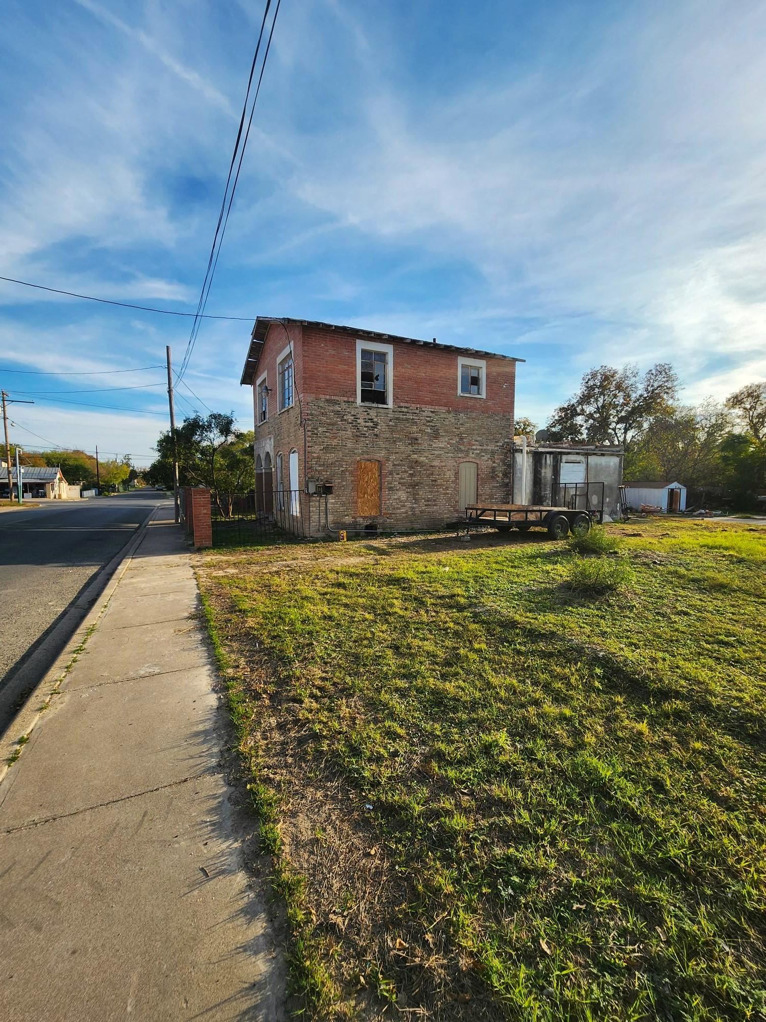 Image 2 of 4 For 605 Cantu  