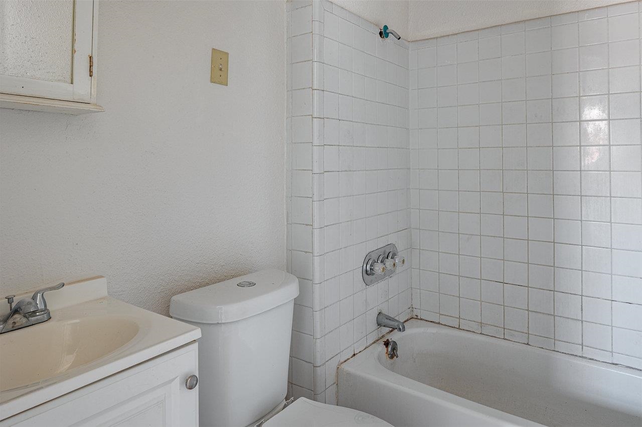 Image 10 of 18 For 300 3rd E 