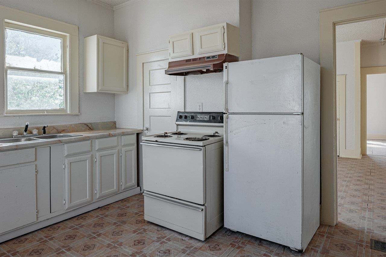 Image 13 of 18 For 300 3rd E 