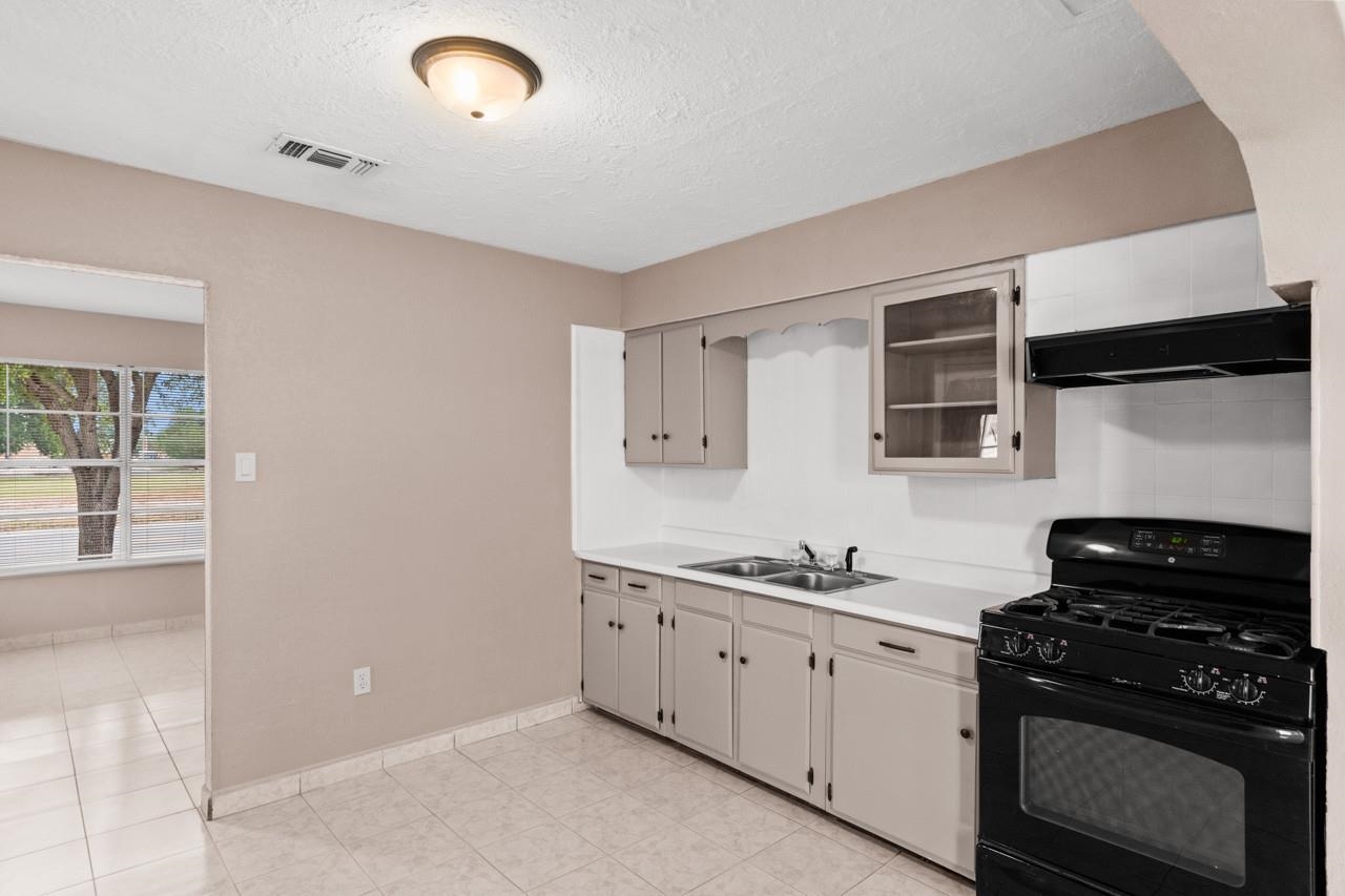 Image 11 of 46 For 702 2nd Street E