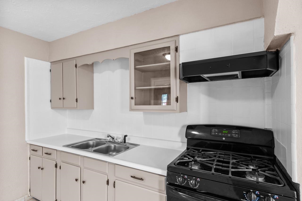 Image 12 of 46 For 702 2nd Street E