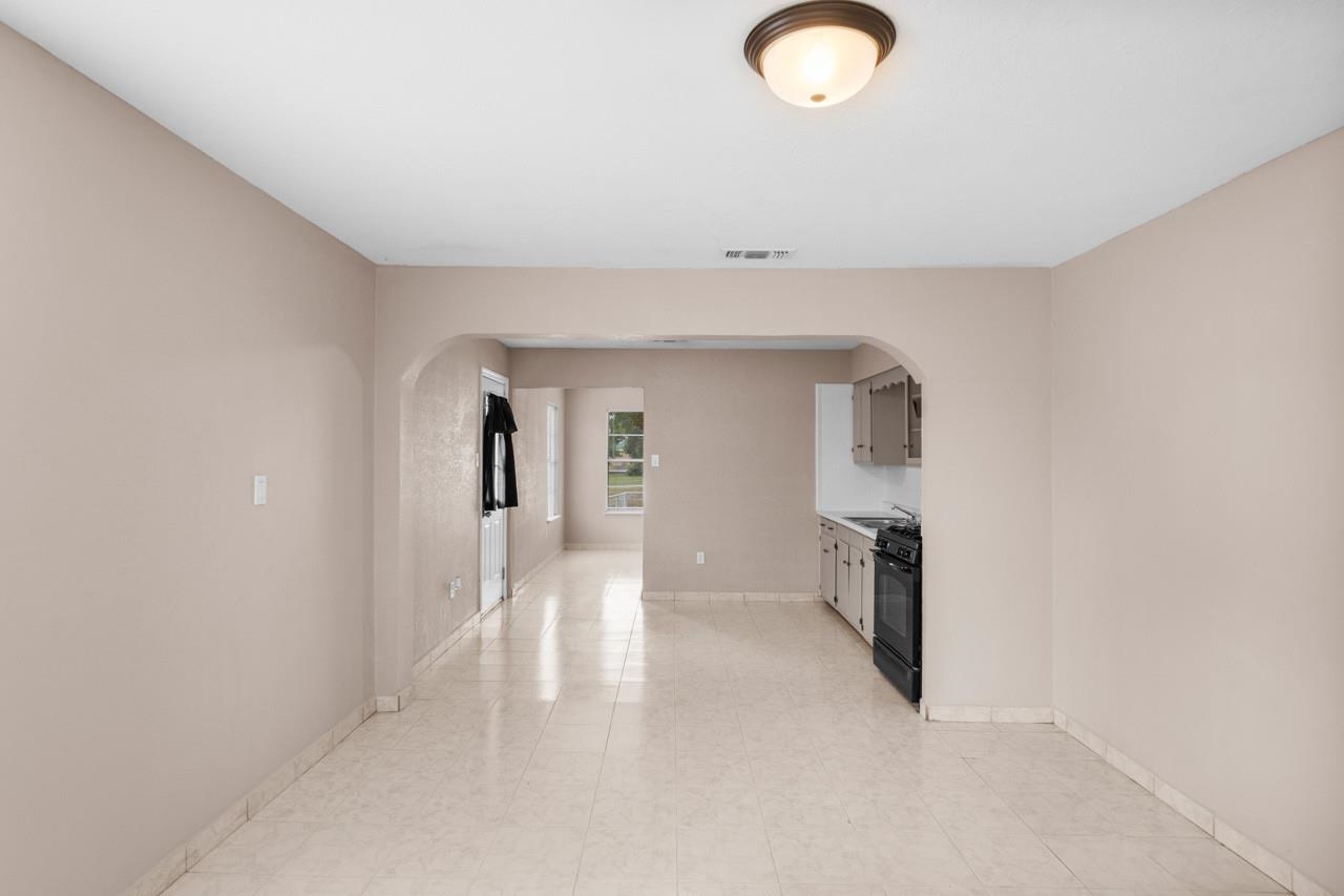 Image 13 of 46 For 702 2nd Street E