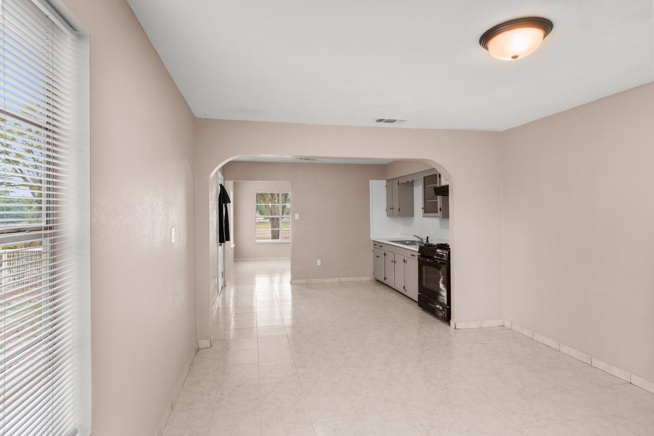 Image 14 of 46 For 702 2nd Street E