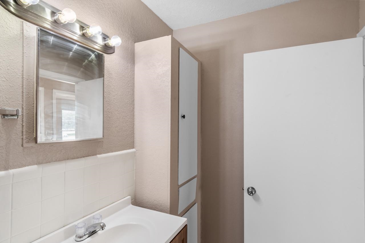 Image 24 of 46 For 702 2nd Street E