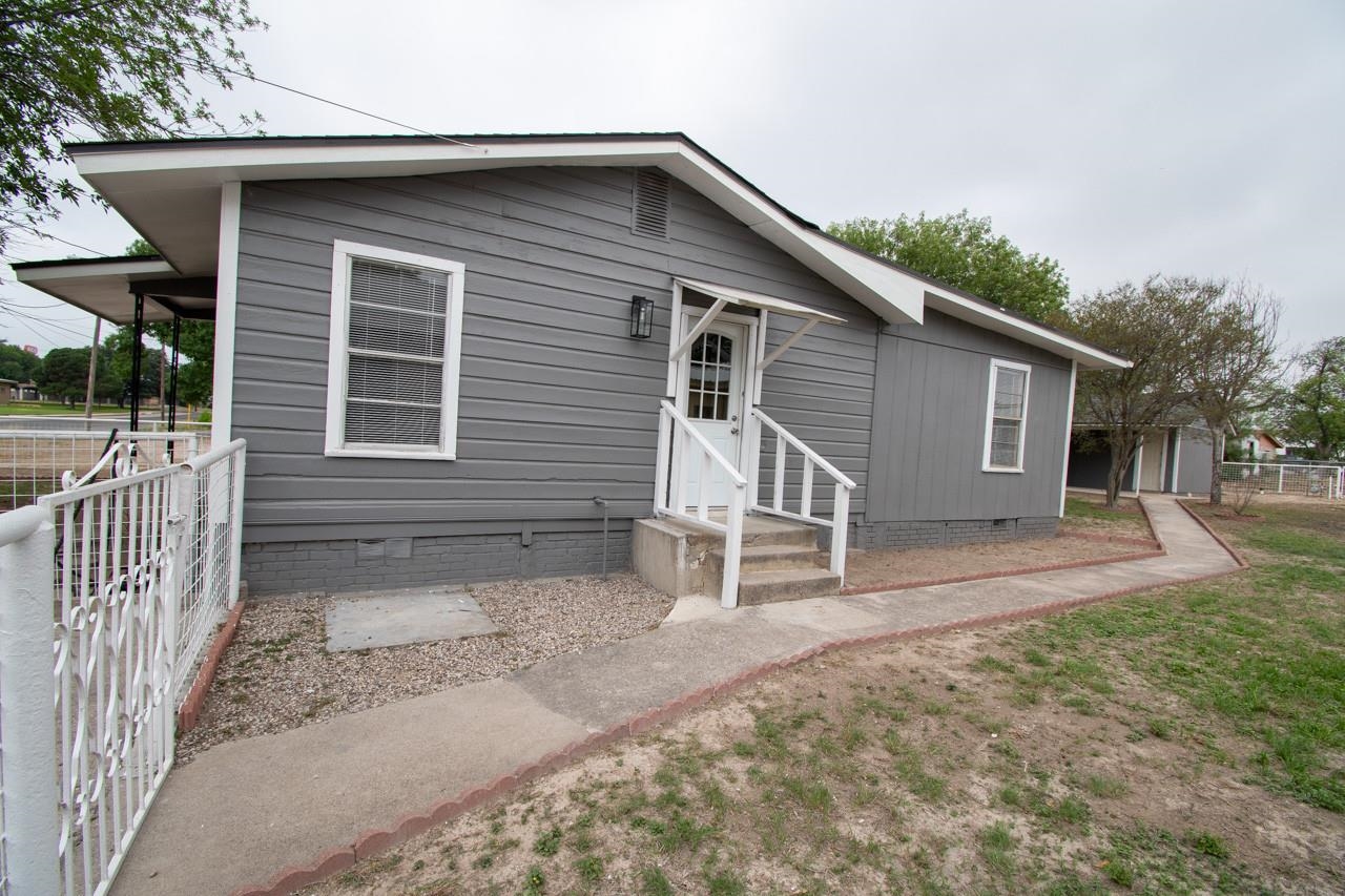 Image 27 of 46 For 702 2nd Street E