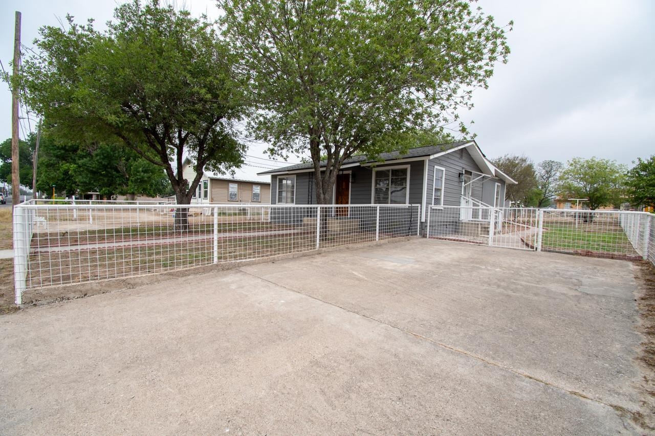 Image 3 of 46 For 702 2nd Street E