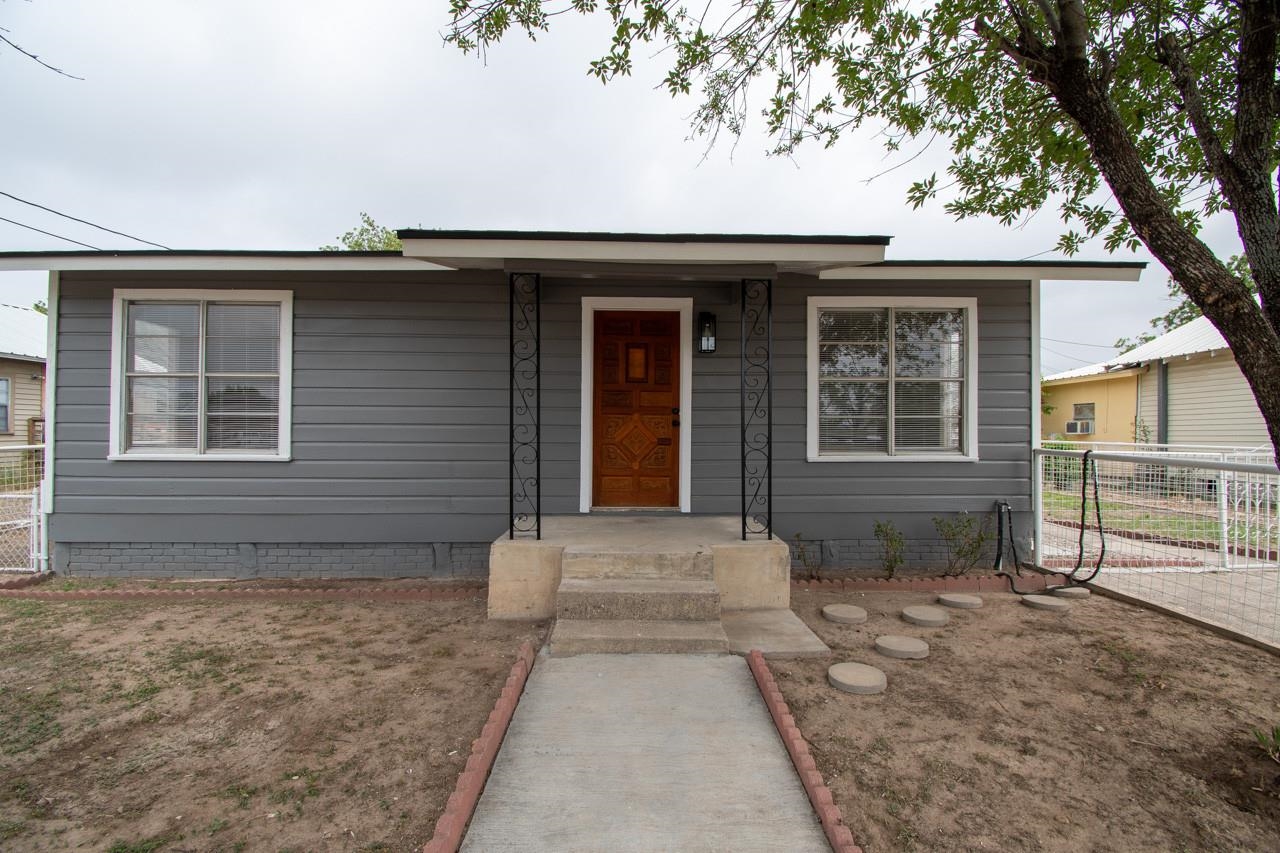 Image 4 of 46 For 702 2nd Street E