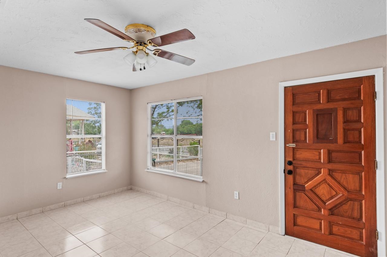 Image 6 of 46 For 702 2nd Street E