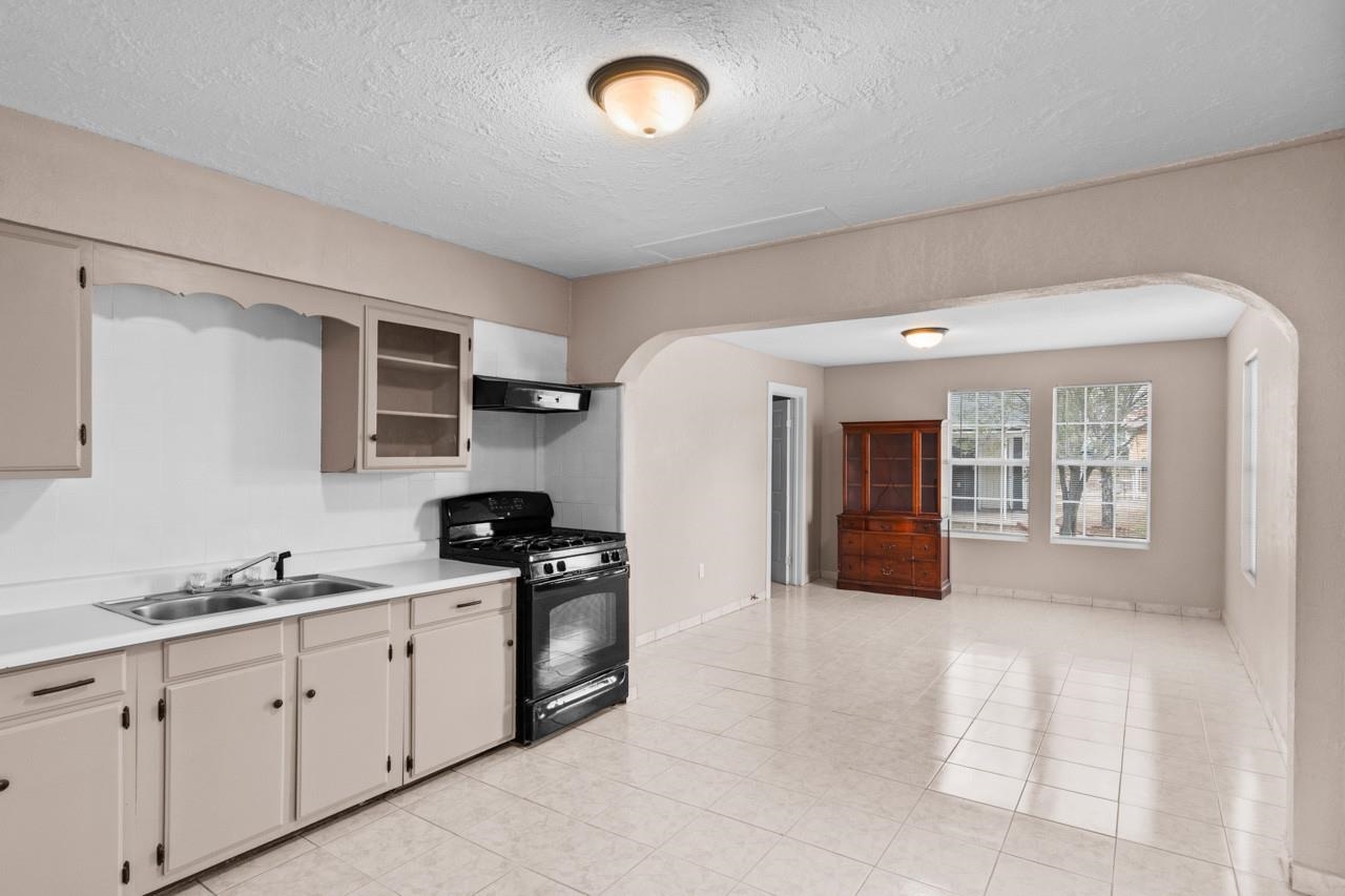 Image 8 of 46 For 702 2nd Street E