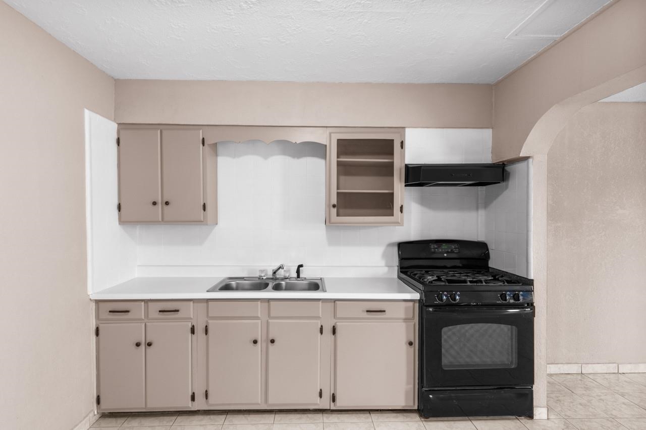 Image 9 of 46 For 702 2nd Street E