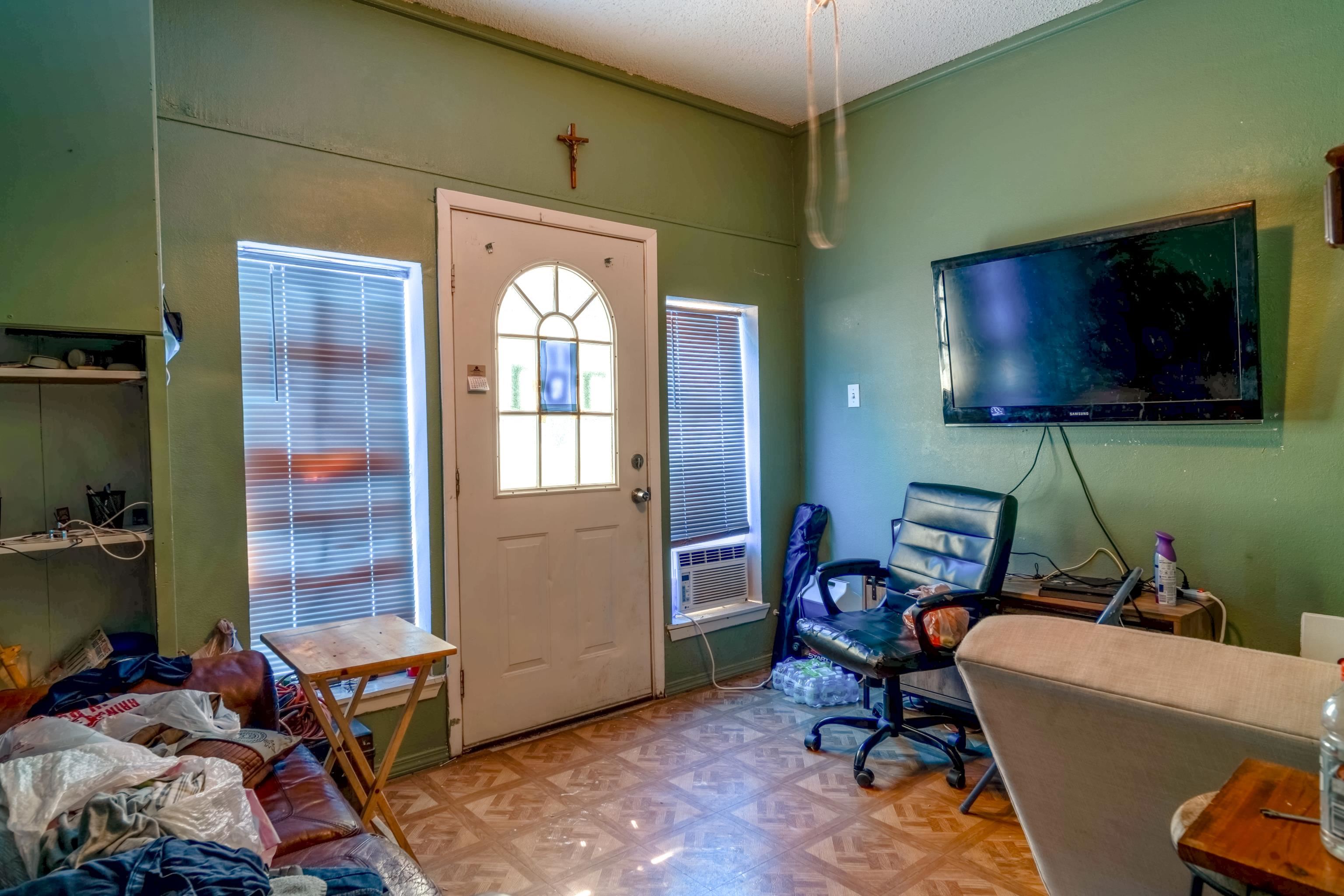 Image 21 of 33 For 701 6th Street E
