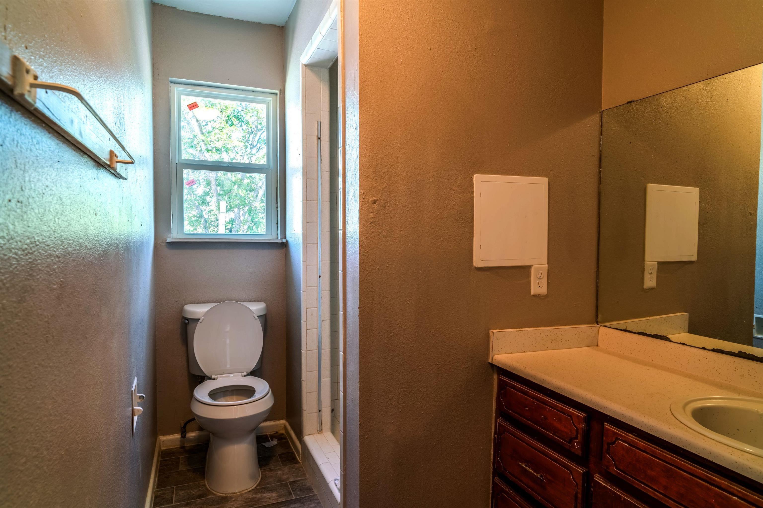 Image 19 of 33 For 701 6th E 