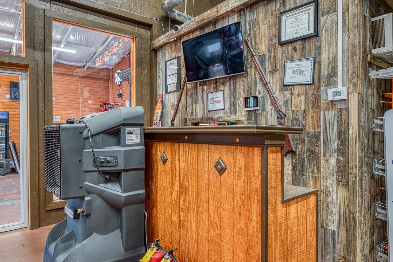 Image 17 of 36 For 607 Gibbs W