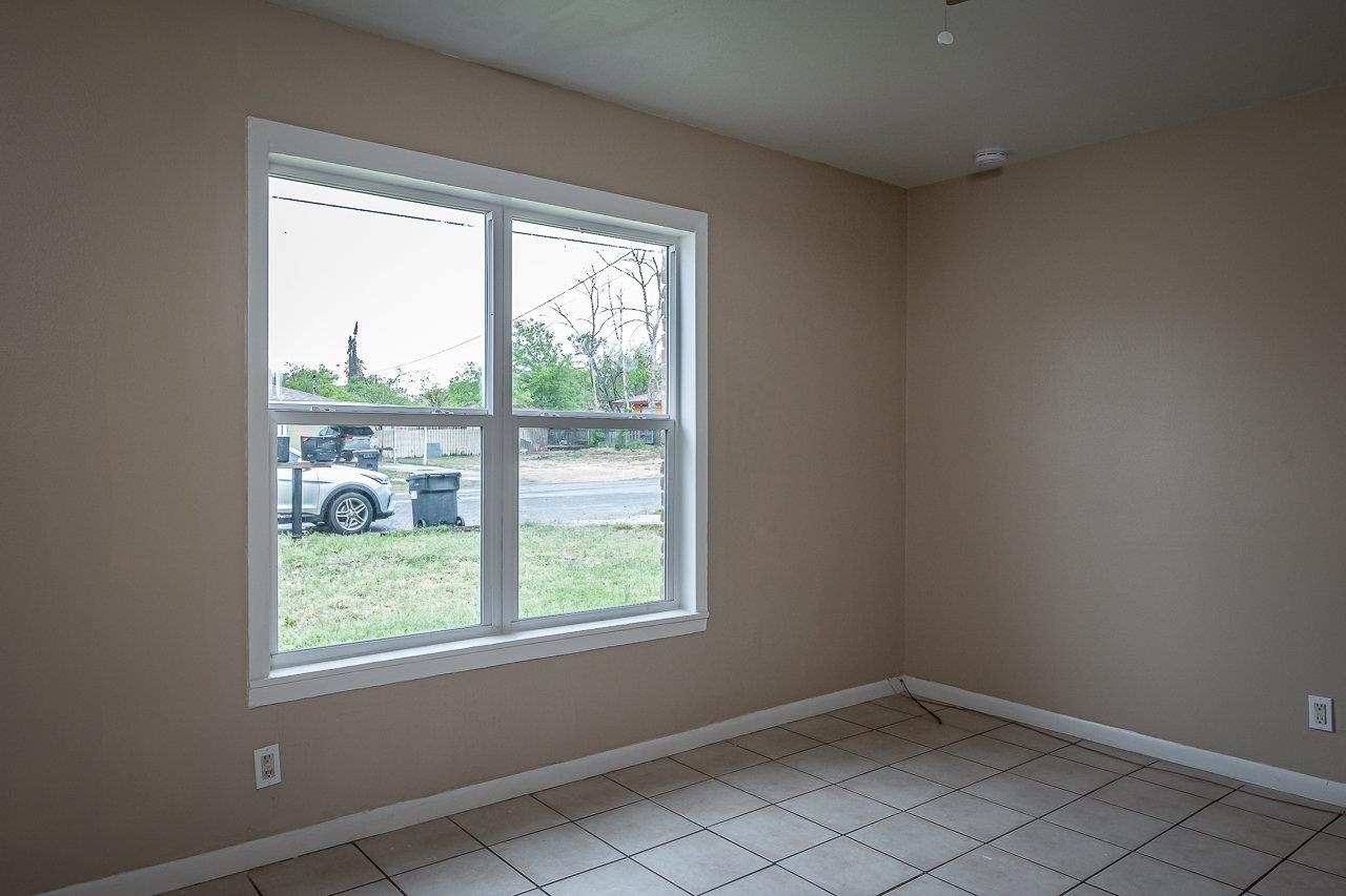 Image 3 of 13 For 901 3rd E 