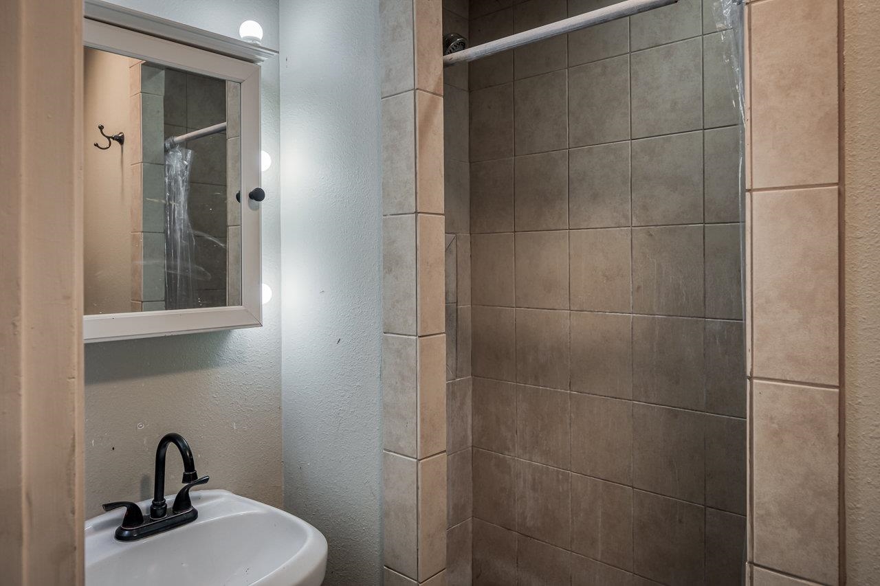 Image 16 of 17 For 117 Philemon