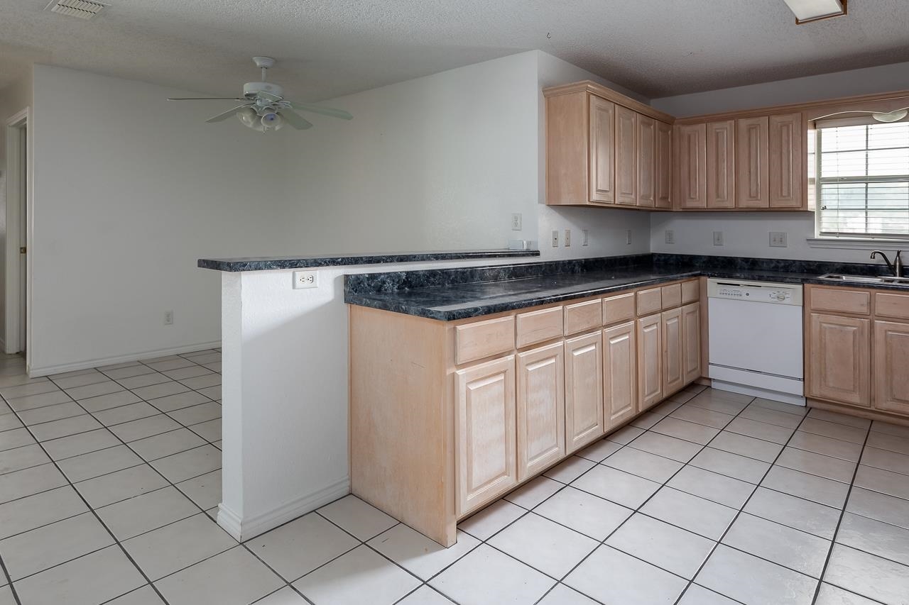 Image 4 of 12 For 854 Lago Vista