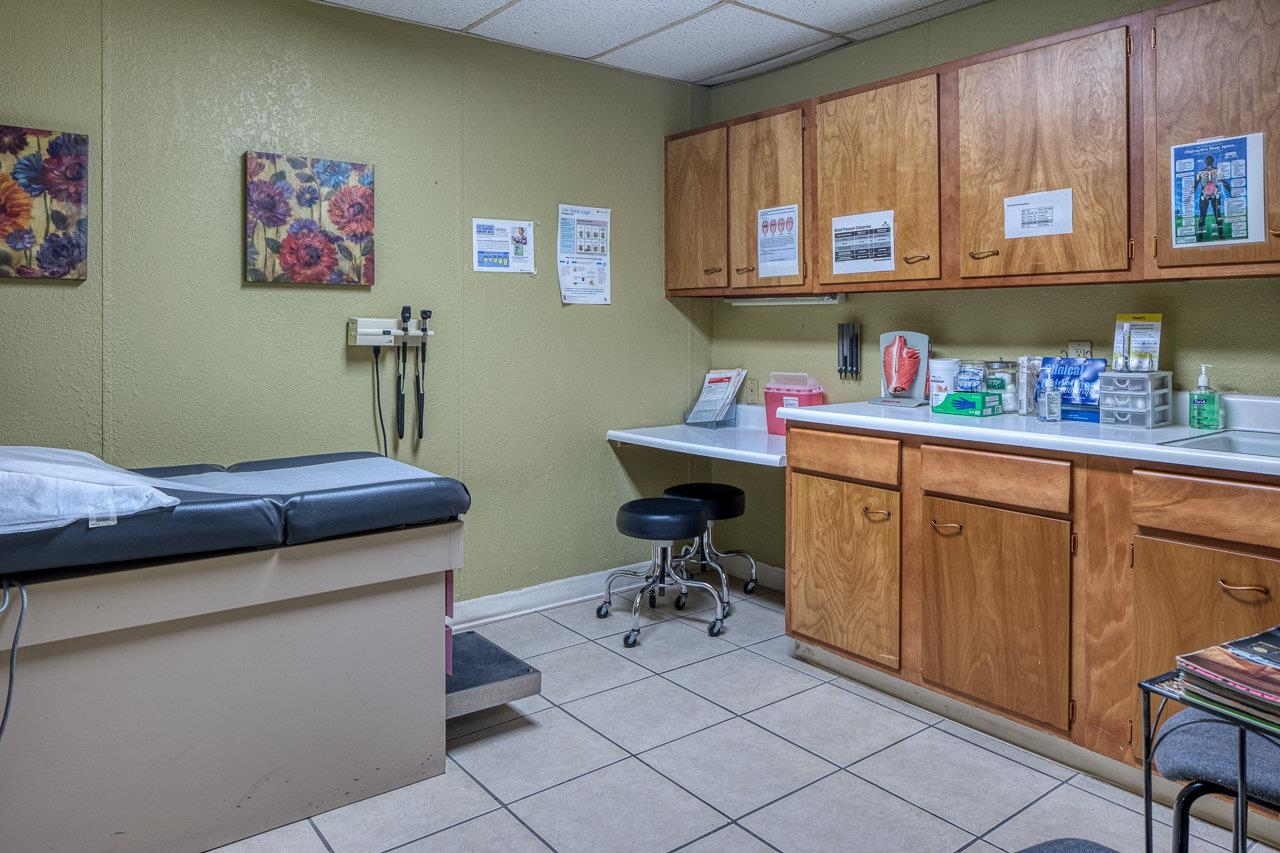 Image 22 of 45 For 1011 7th E 