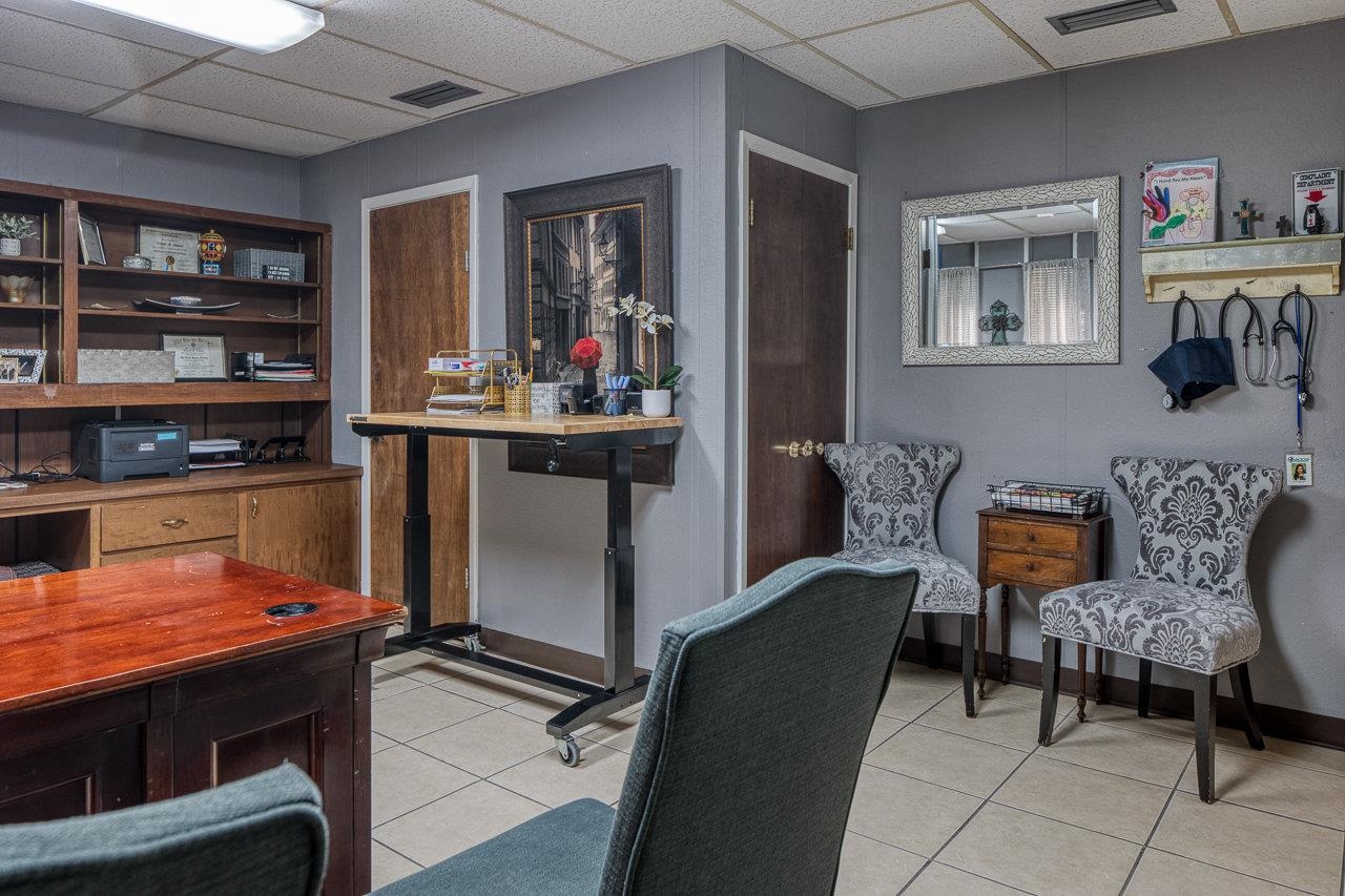 Image 27 of 45 For 1011 7th E 