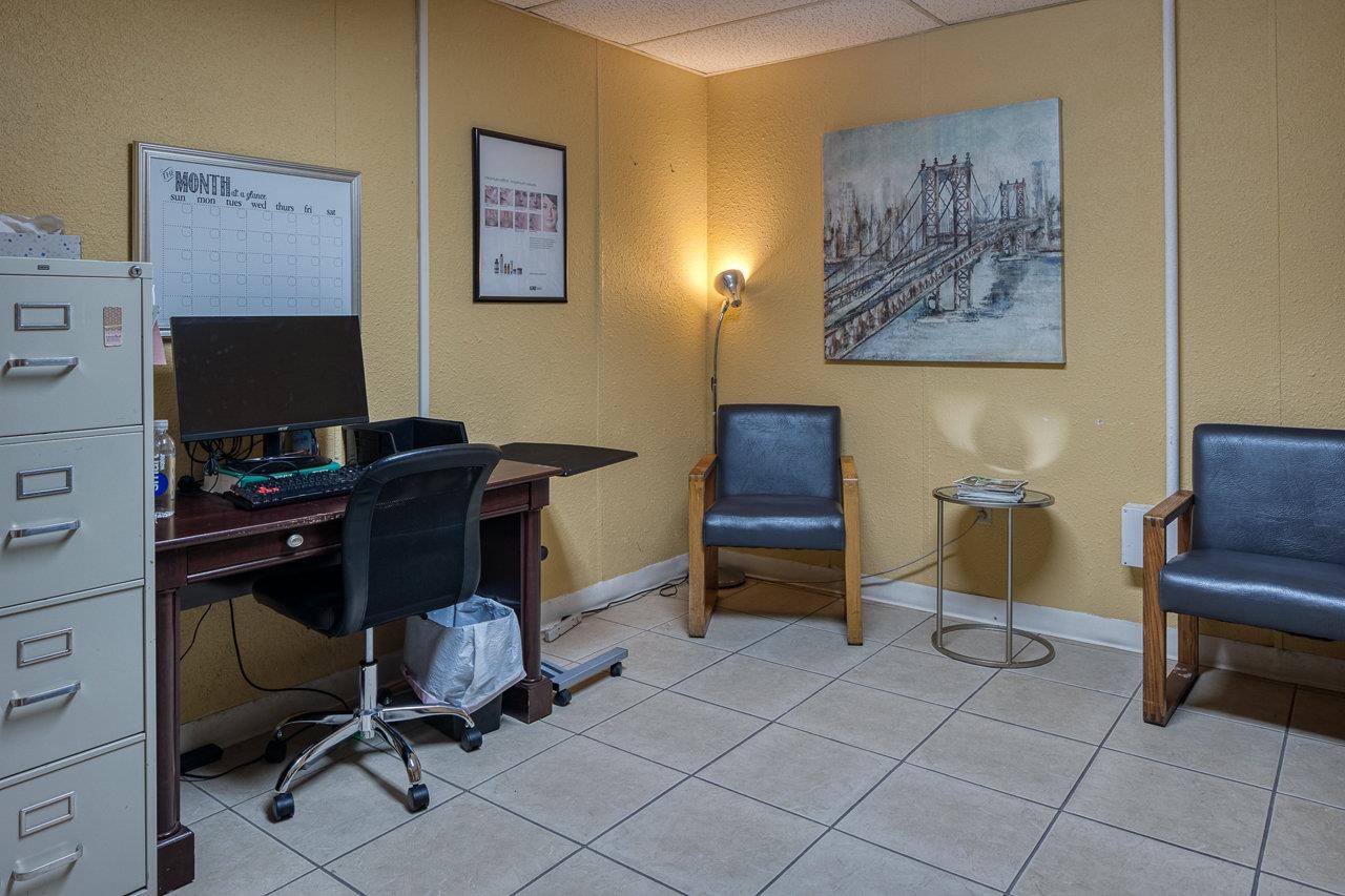 Image 32 of 45 For 1011 7th E 