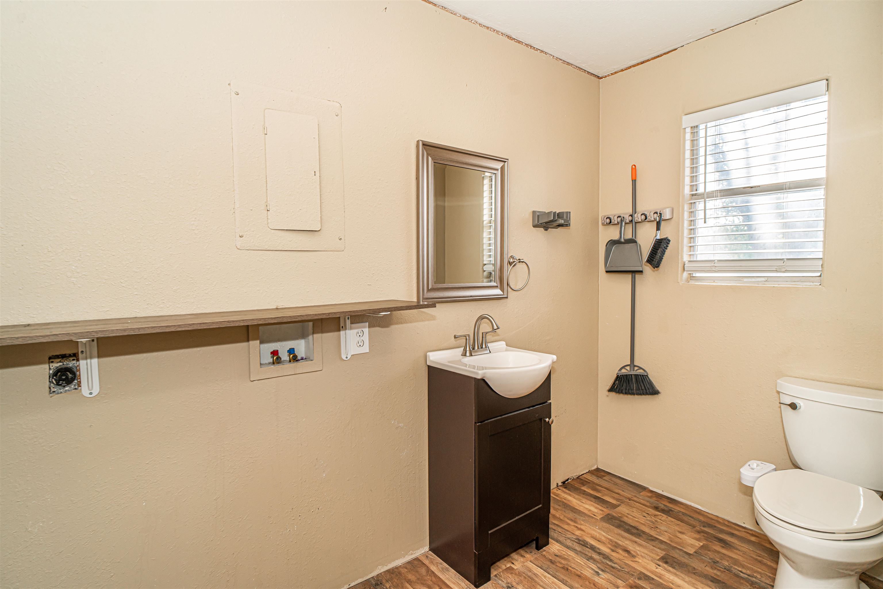 Image 10 of 21 For 908 Avenue Q