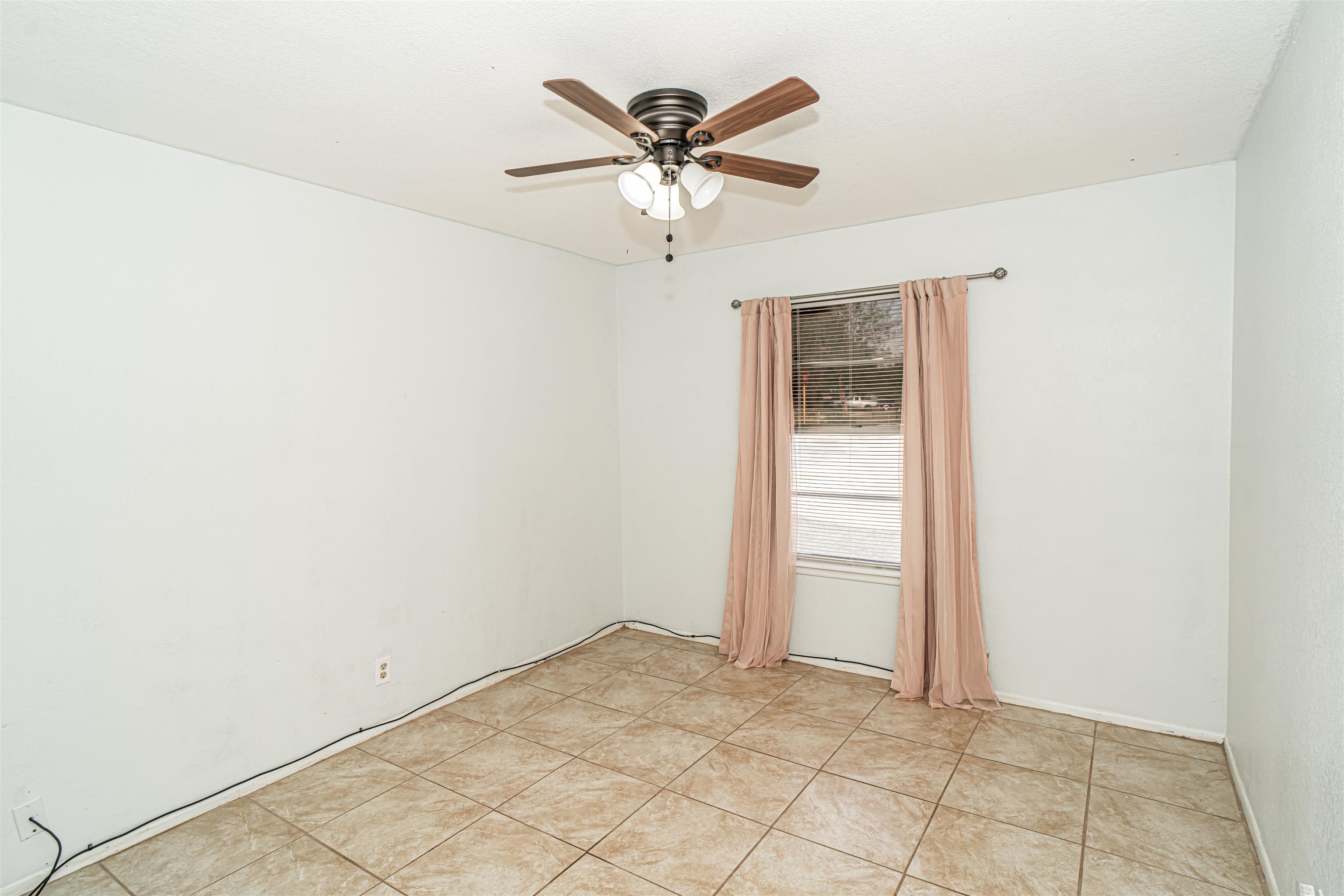 Image 13 of 21 For 908 Avenue Q