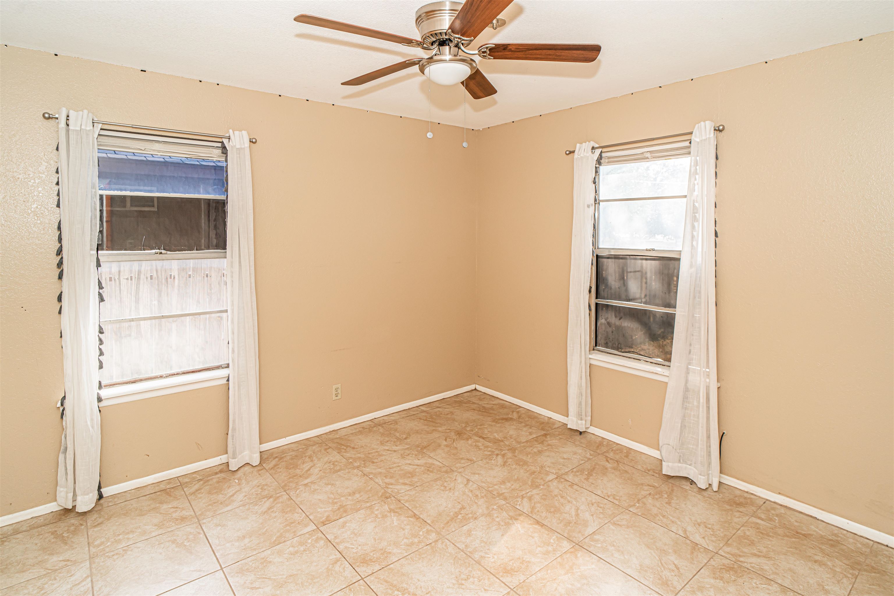 Image 15 of 21 For 908 Avenue Q