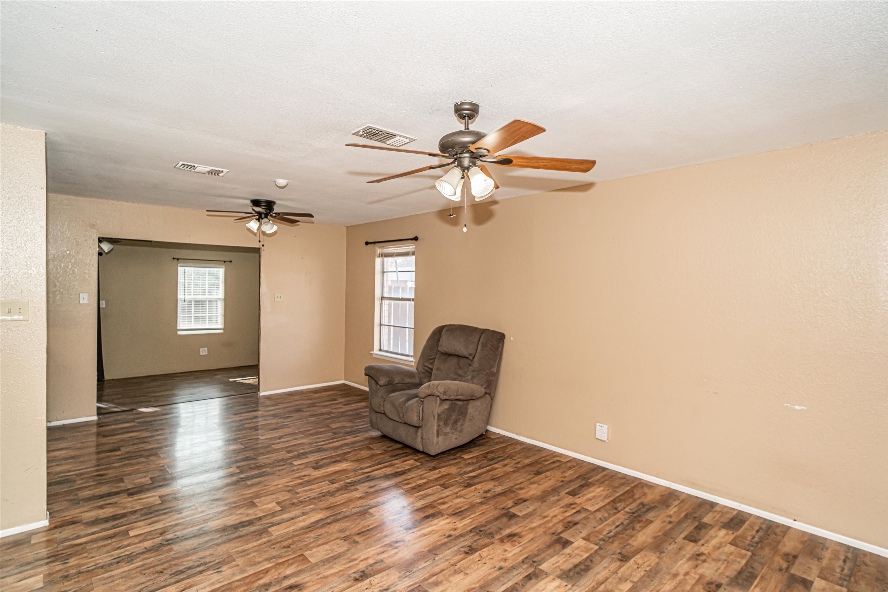 Image 4 of 21 For 908 Avenue Q