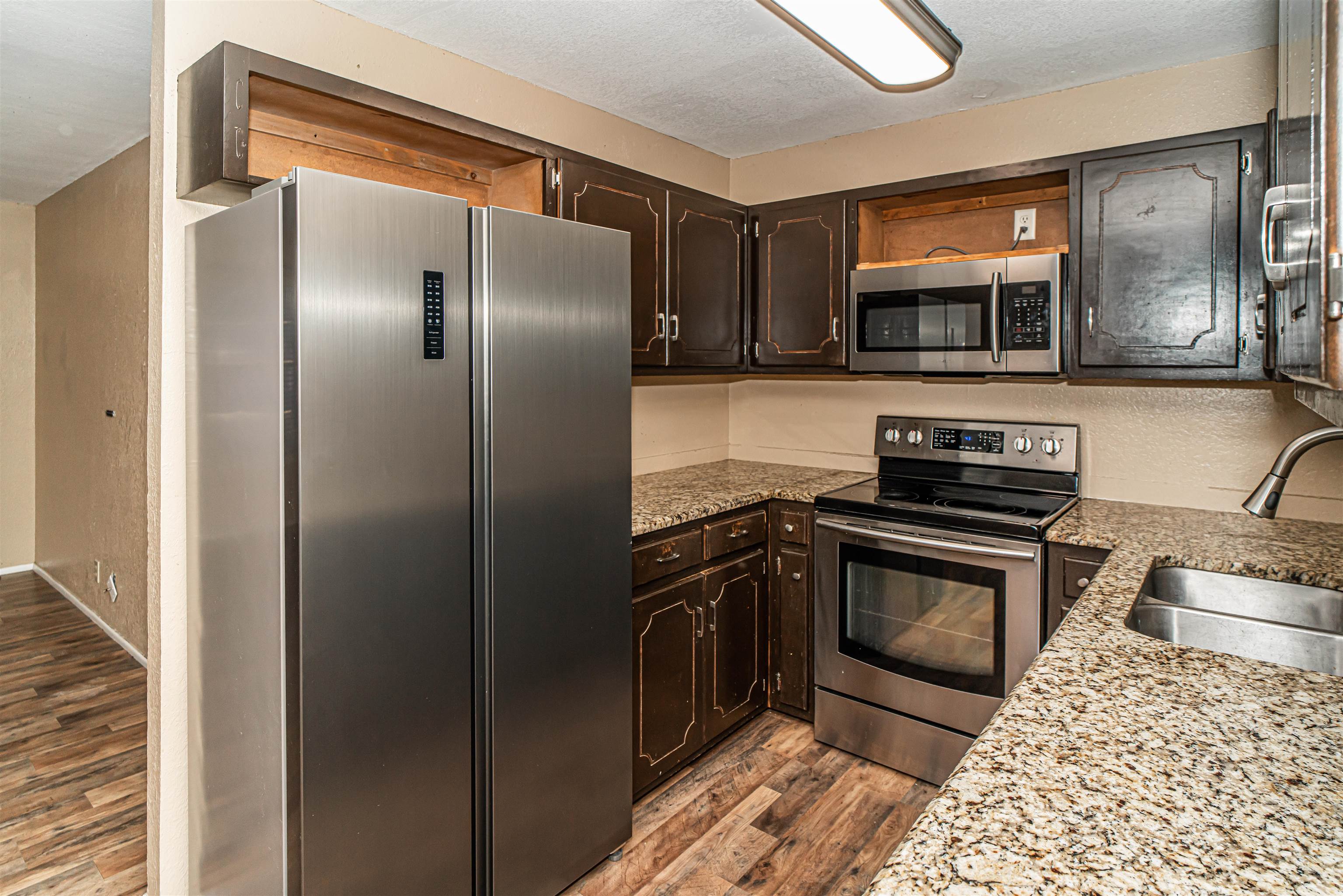 Image 6 of 21 For 908 Avenue Q
