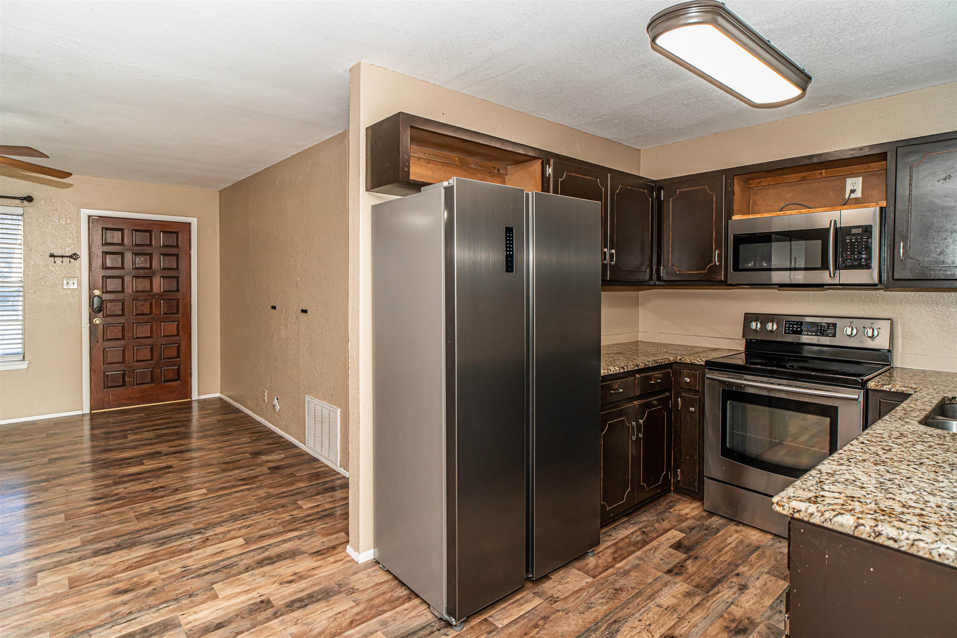 Image 7 of 21 For 908 Avenue Q