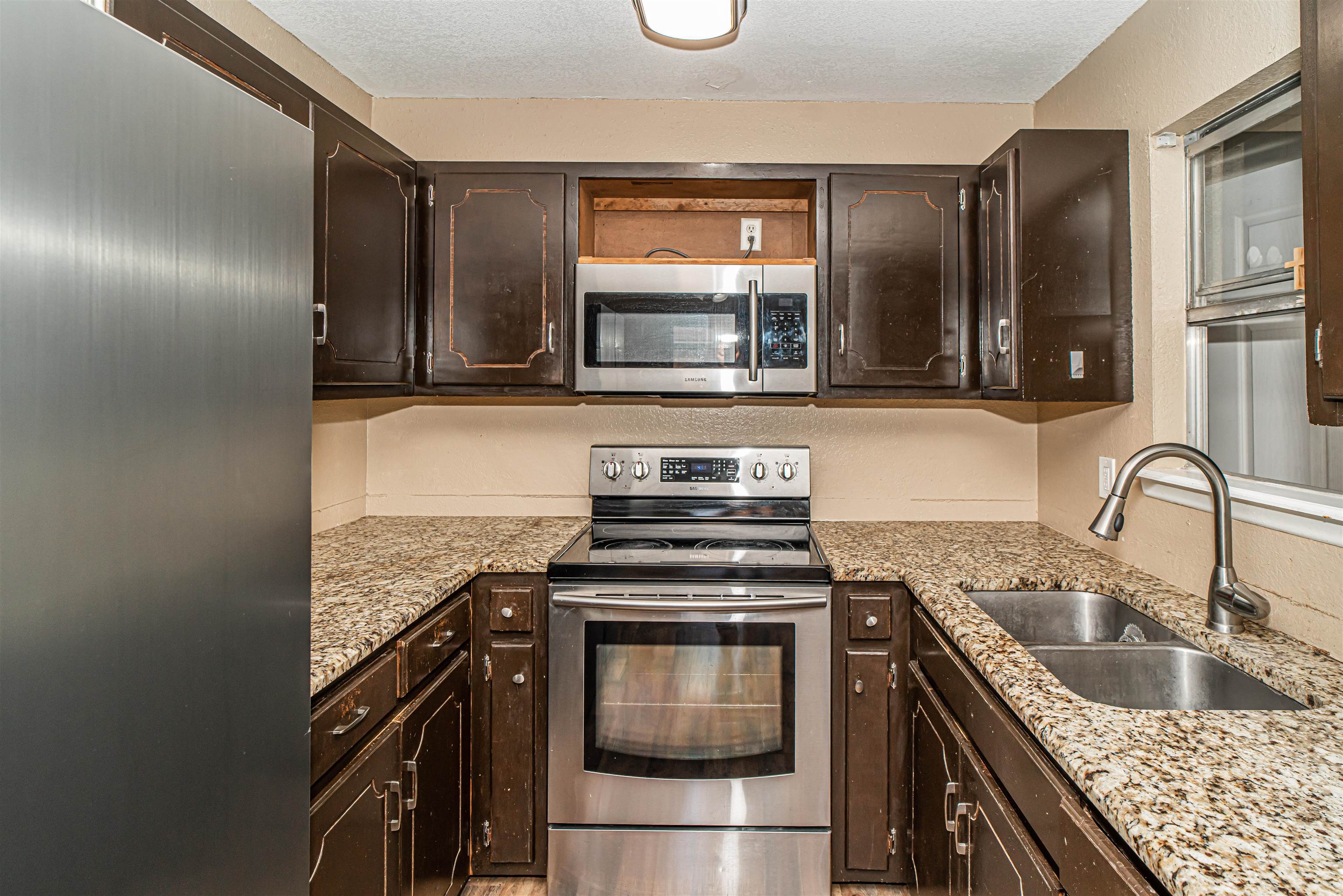 Image 8 of 21 For 908 Avenue Q