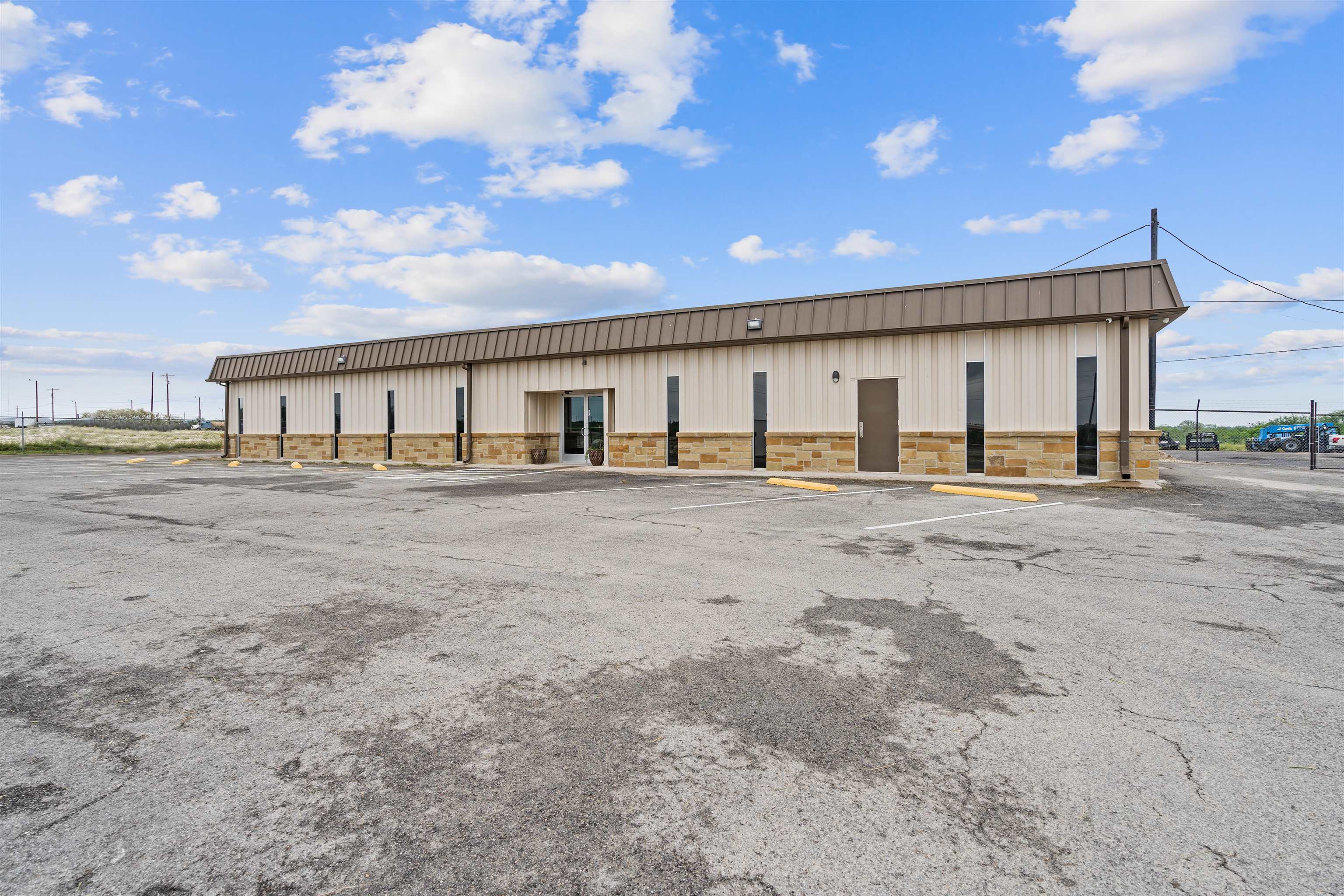 Image 3 of 49 For 4121 Veterans Blvd