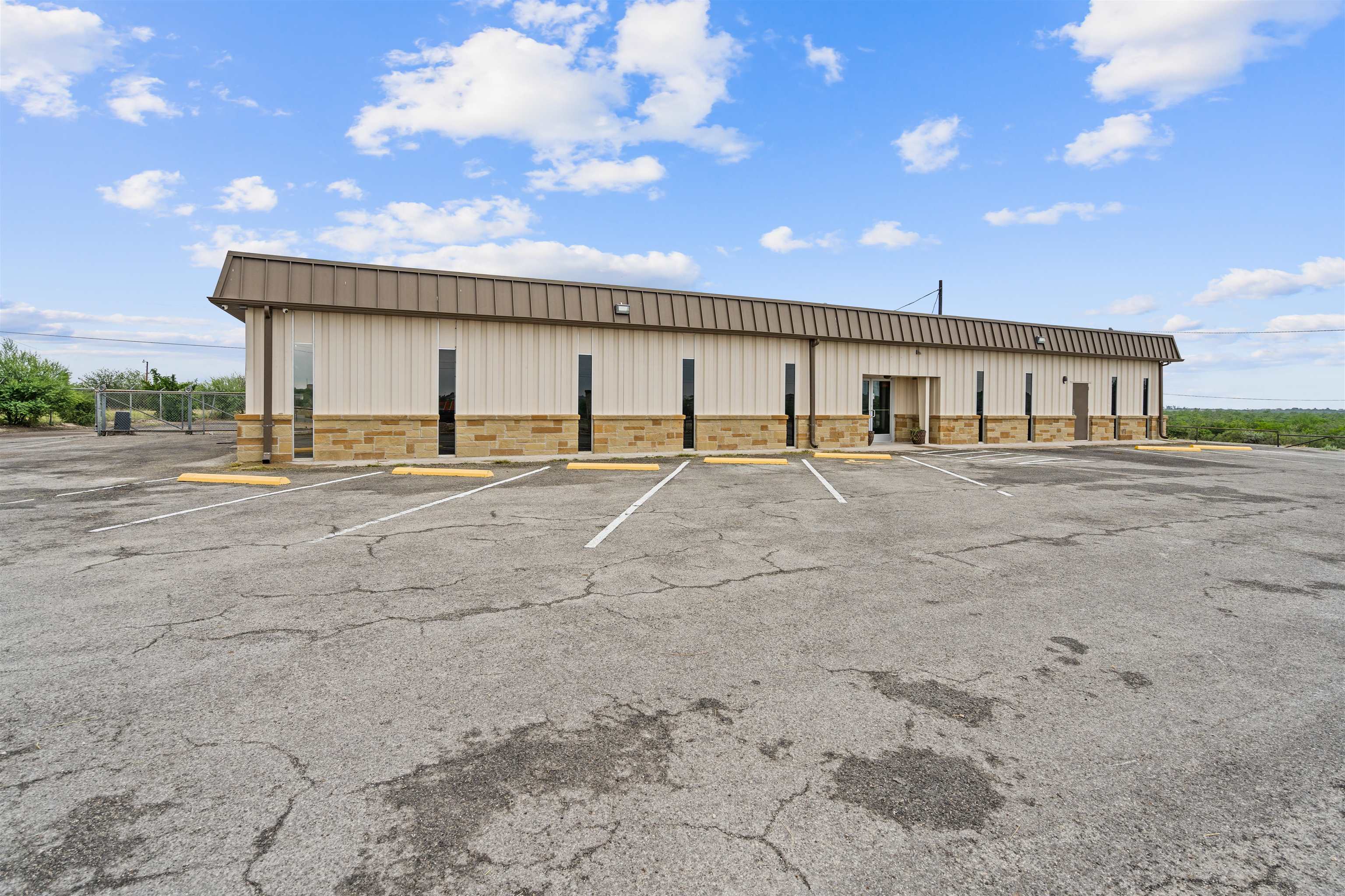 Image 4 of 49 For 4121 Veterans Blvd