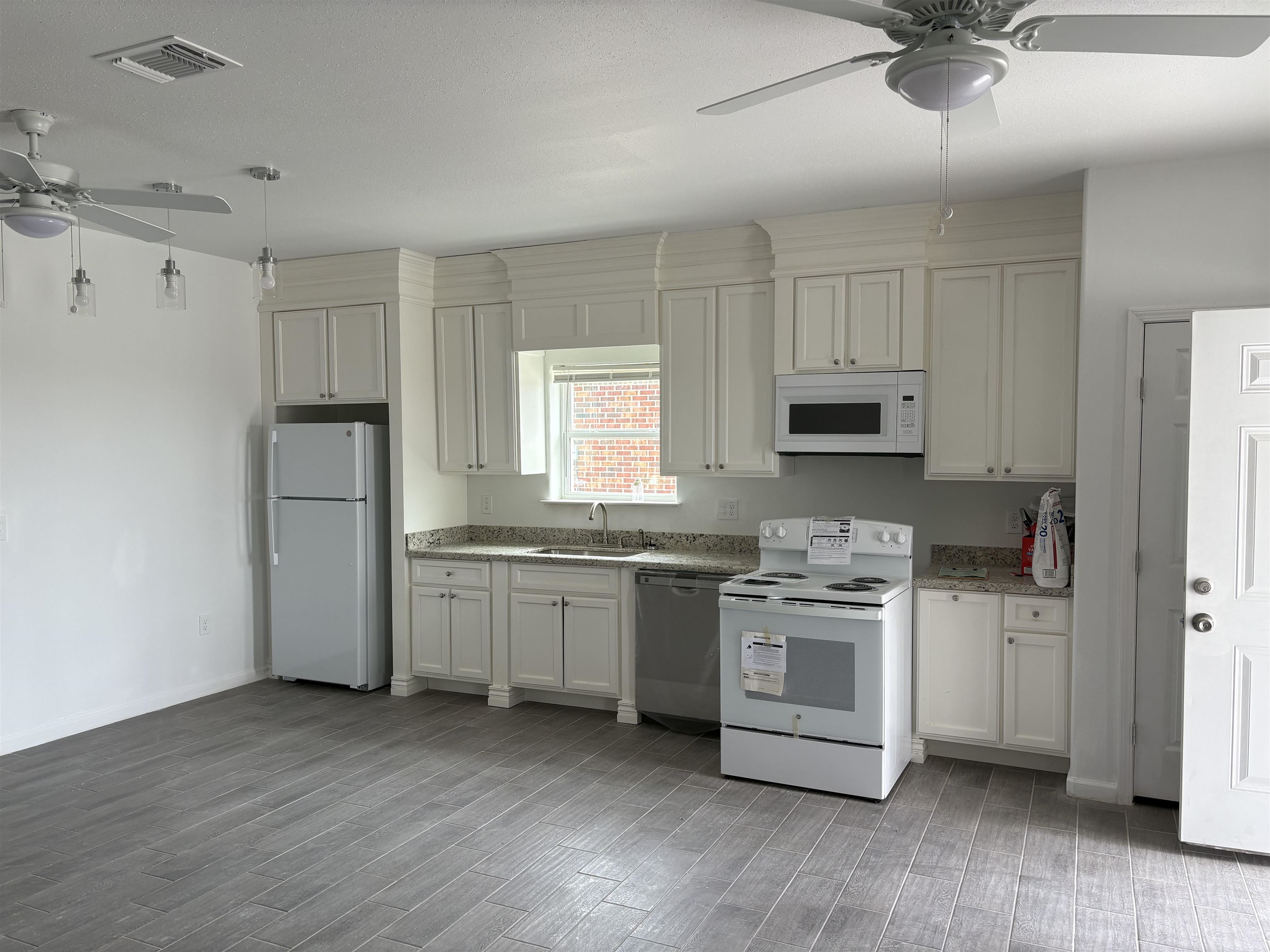 Image 2 of 9 For 311 Rosalinda