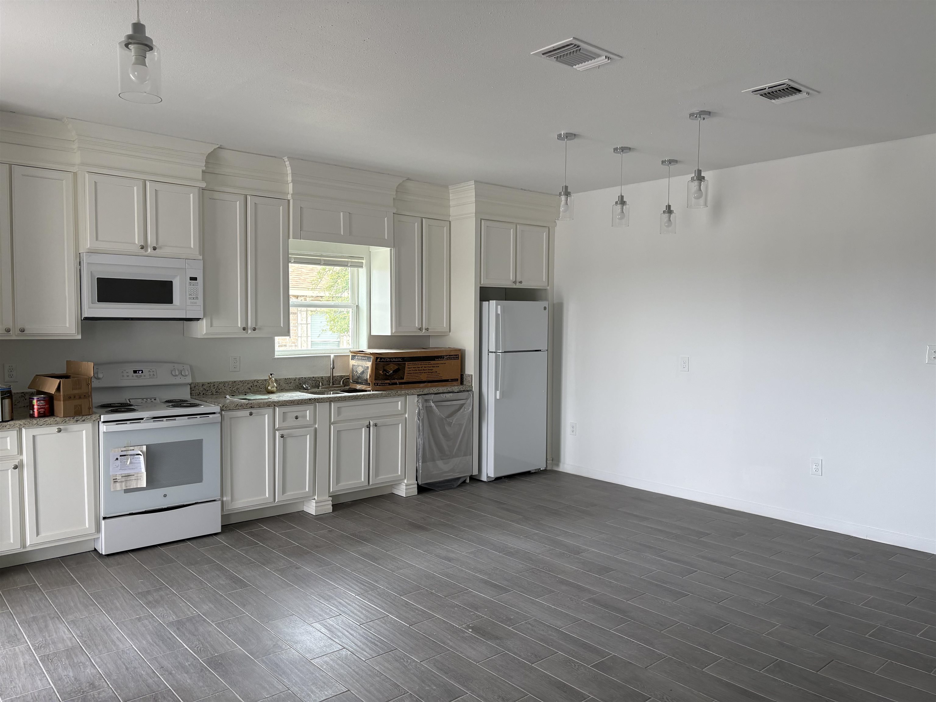 Image 3 of 9 For 311 Rosalinda