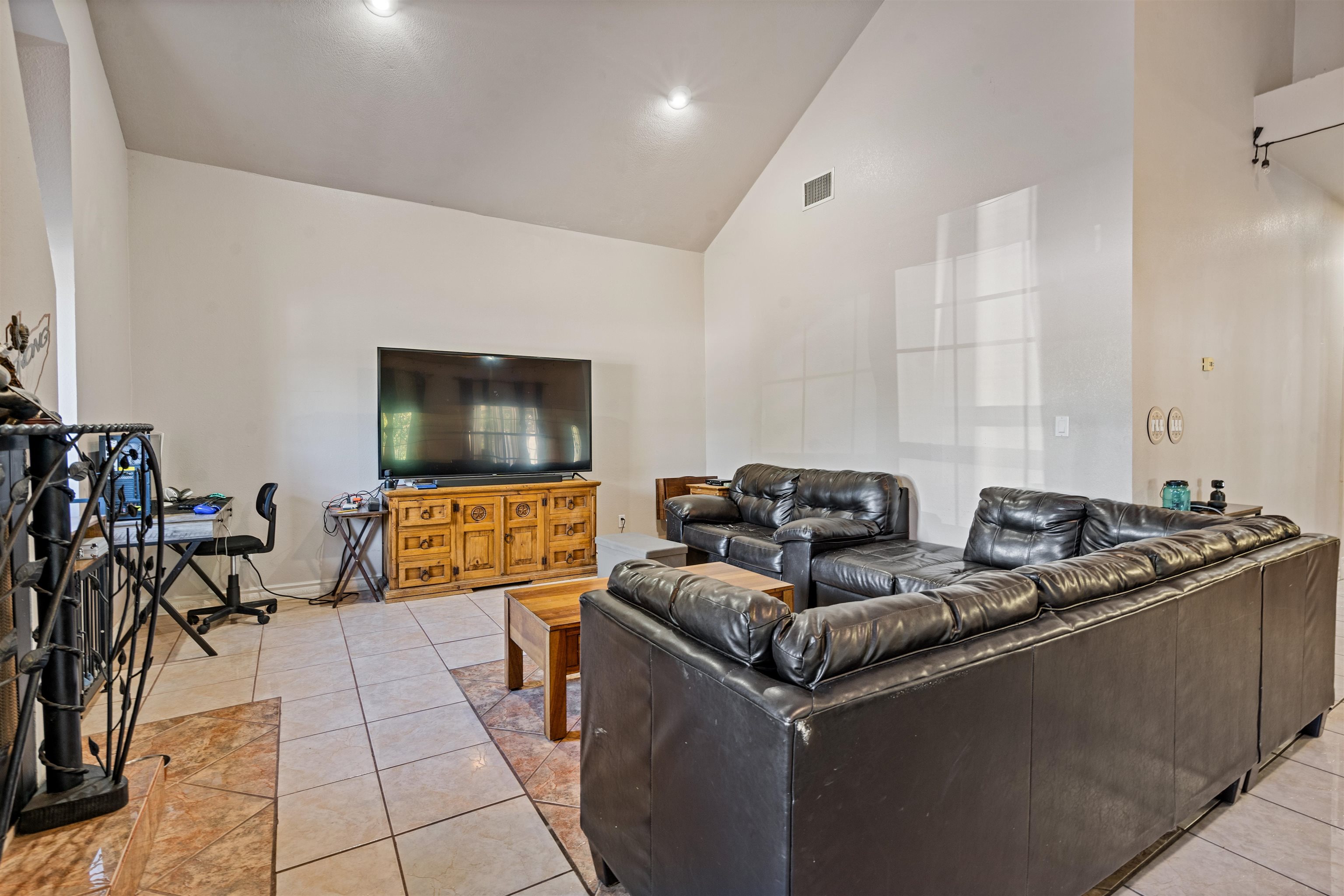 Image 16 of 47 For 111 Rincon