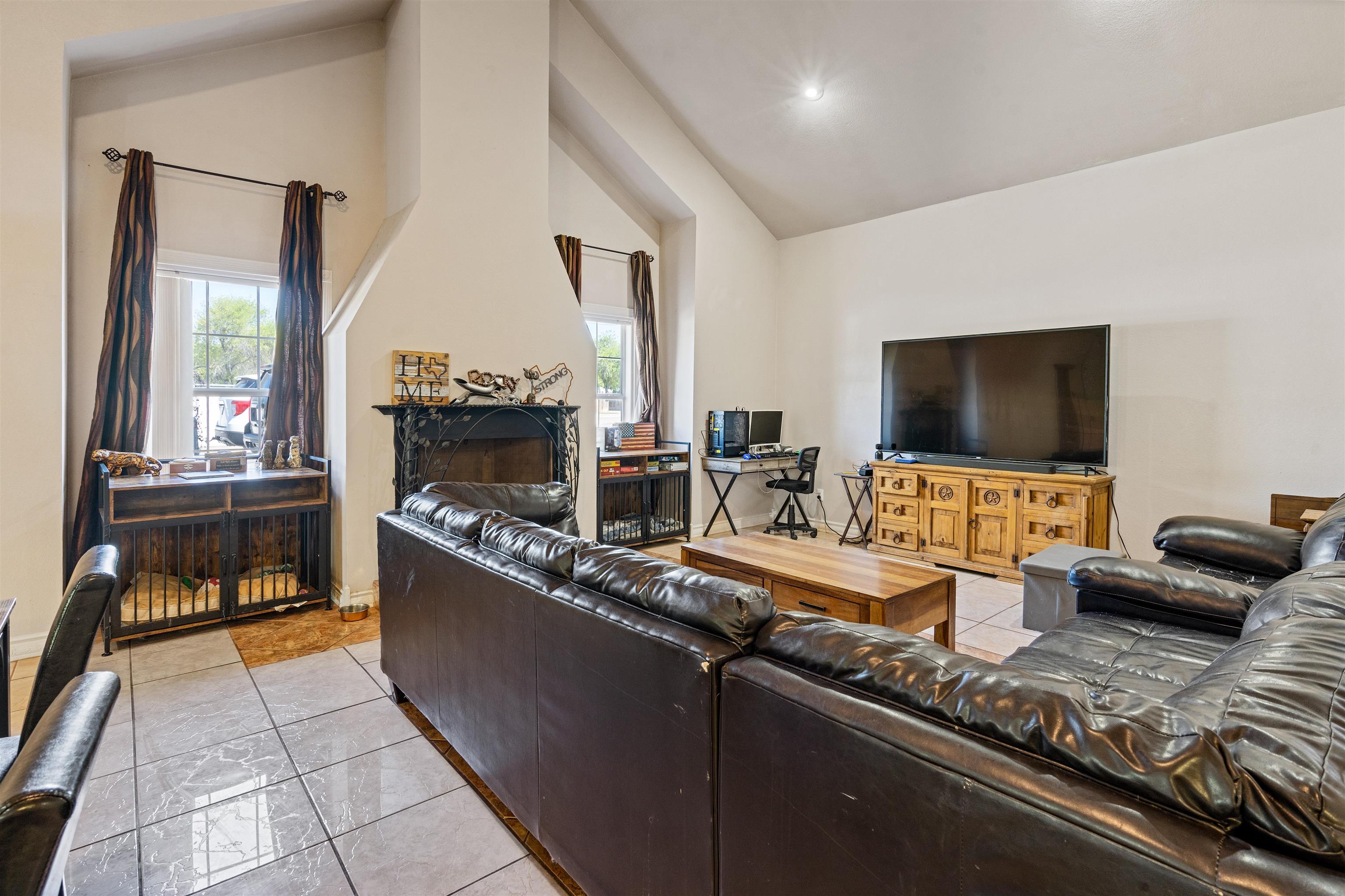 Image 17 of 47 For 111 Rincon