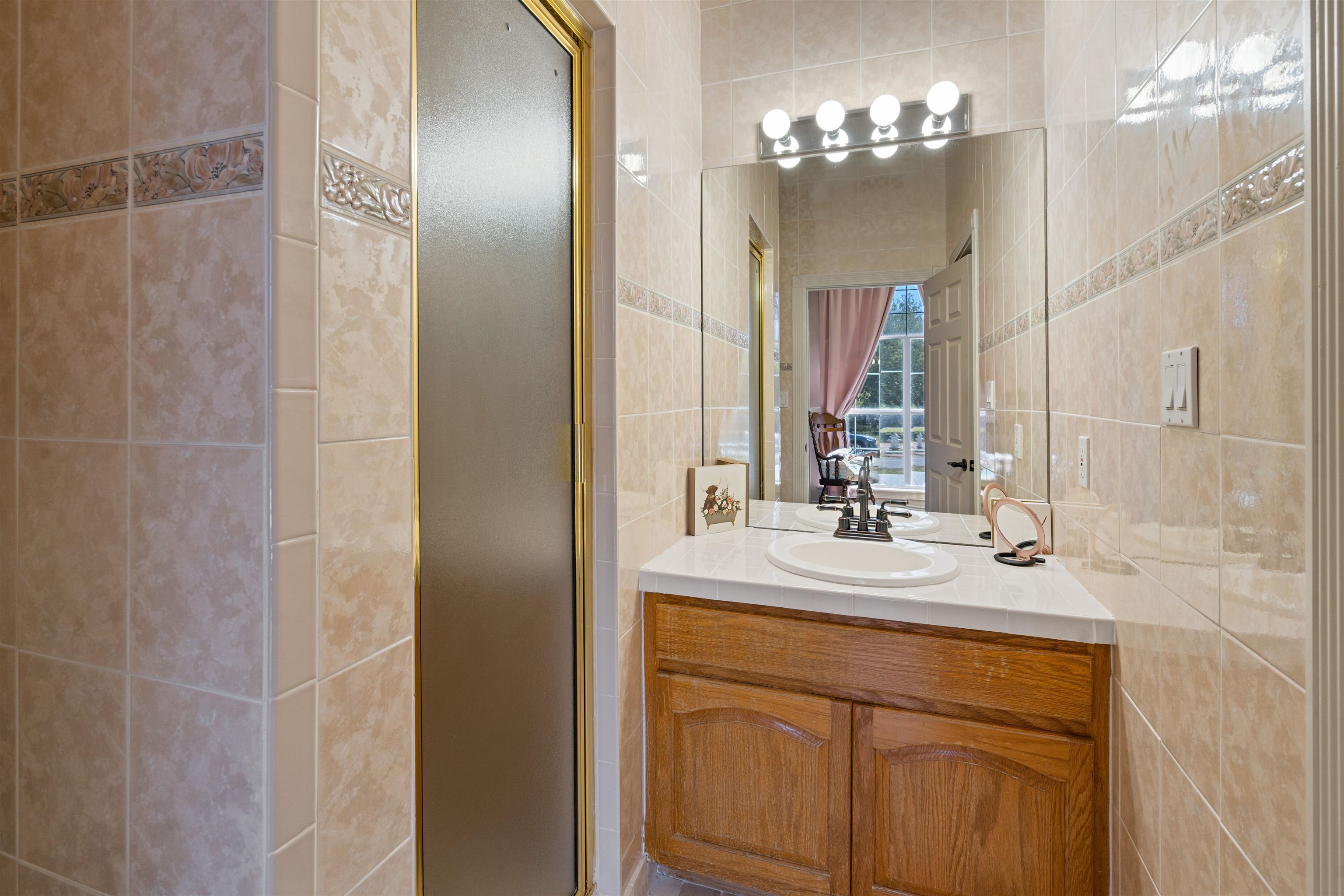 Image 32 of 47 For 111 Rincon