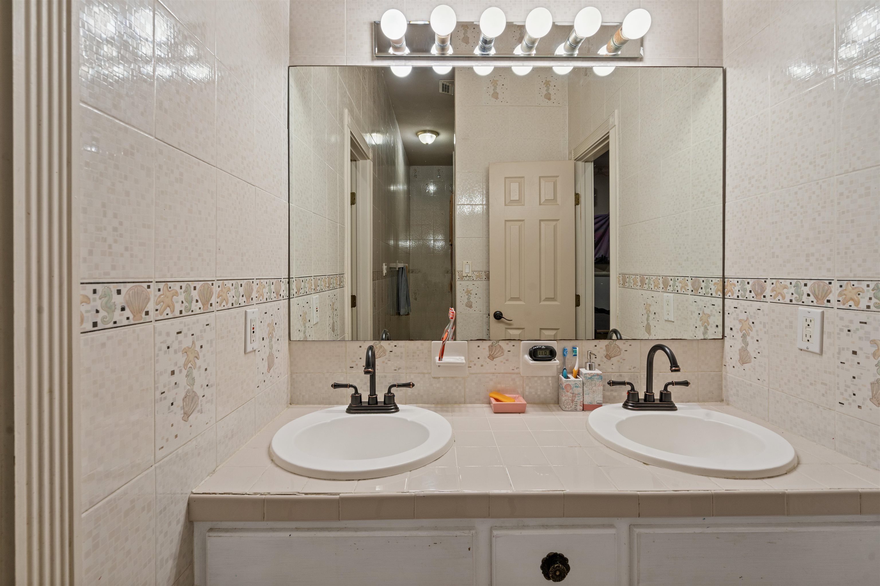 Image 37 of 47 For 111 Rincon