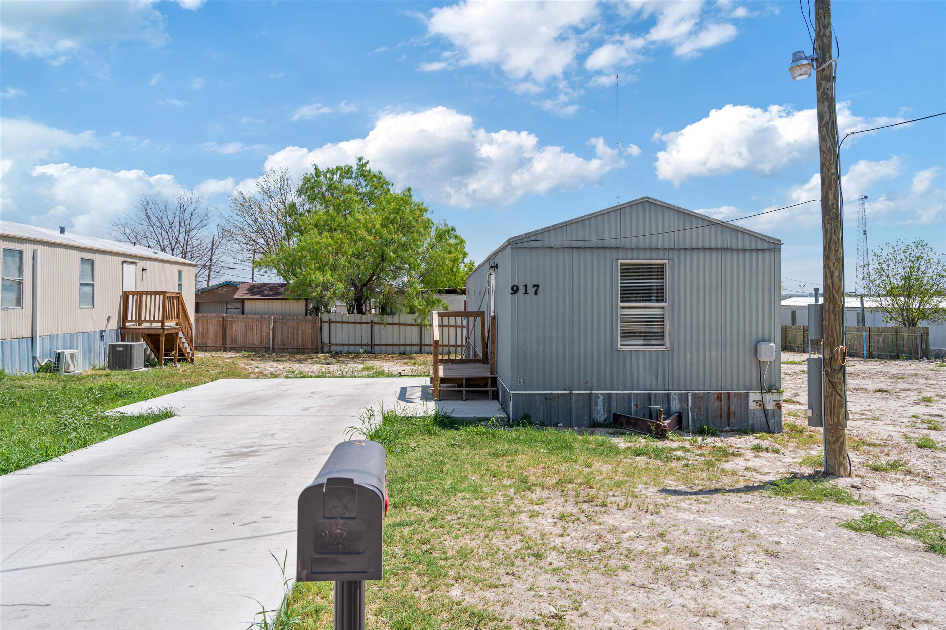 Image 2 of 14 For 917 De La Rosa E