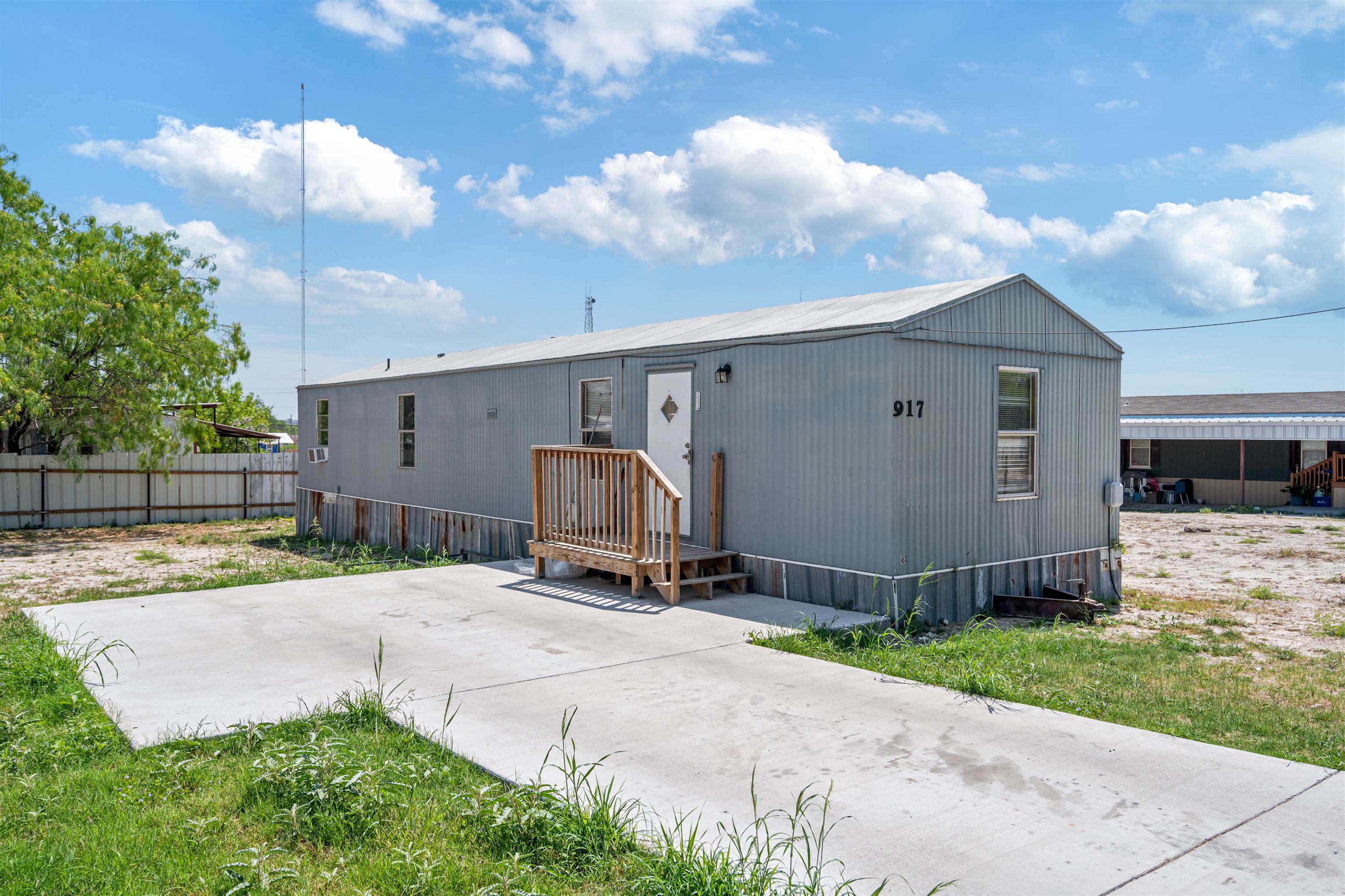 Image 3 of 14 For 917 De La Rosa E