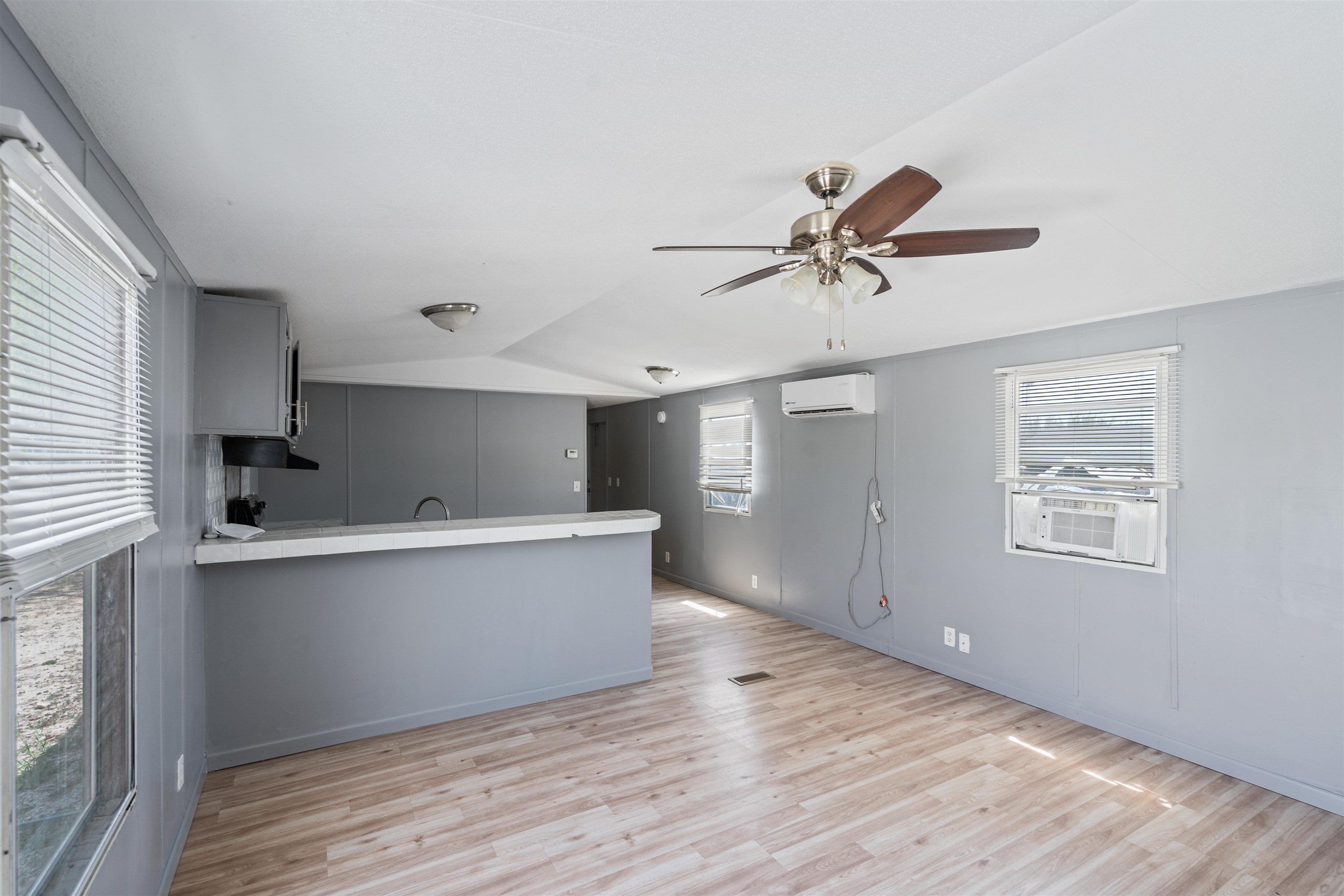 Image 4 of 14 For 917 De La Rosa E